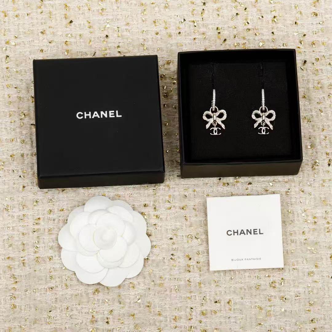 <p>CHANEL&nbsp;蝴蝶结吊双C耳环</p>