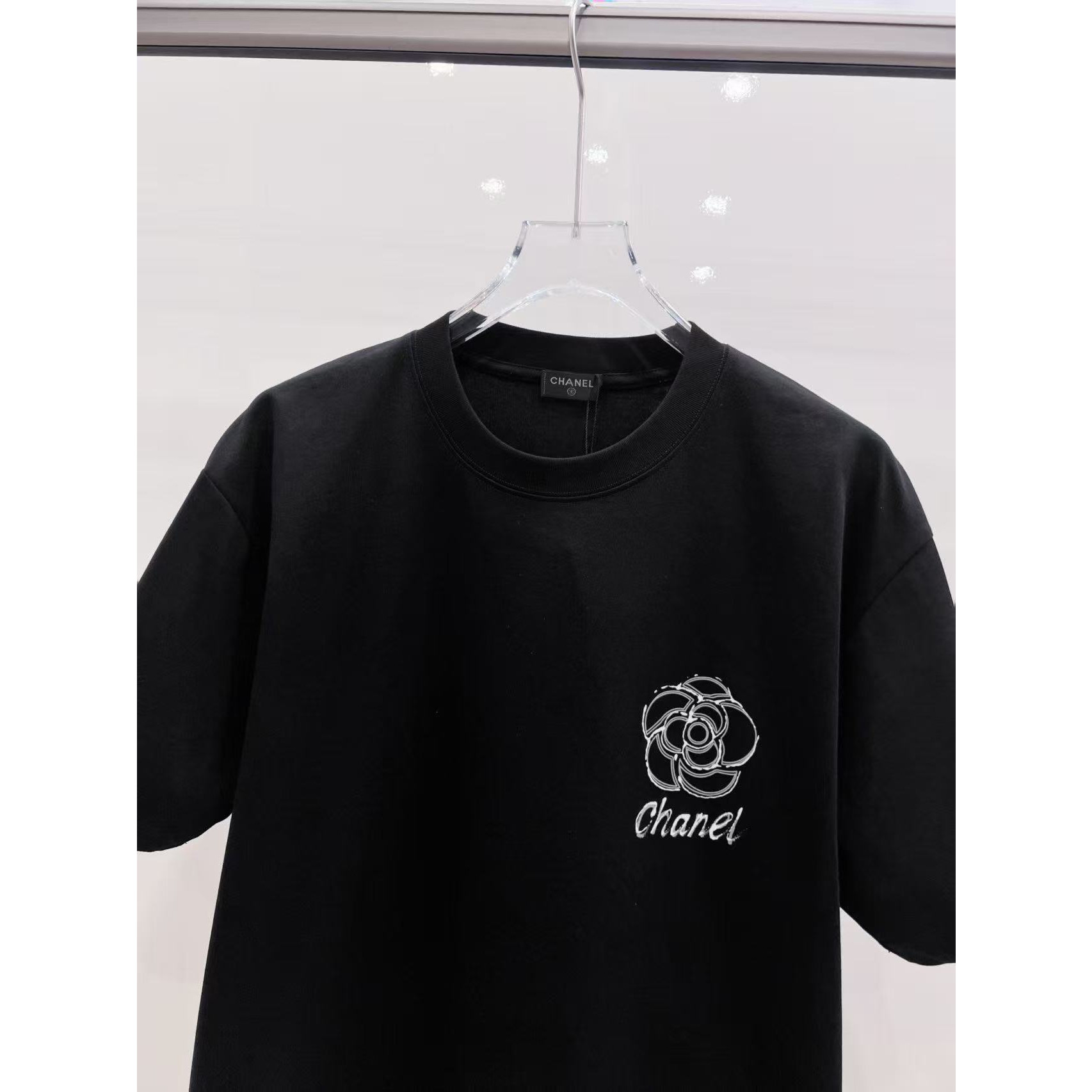 <p>CHANEL 圆领T恤(黑)</p>