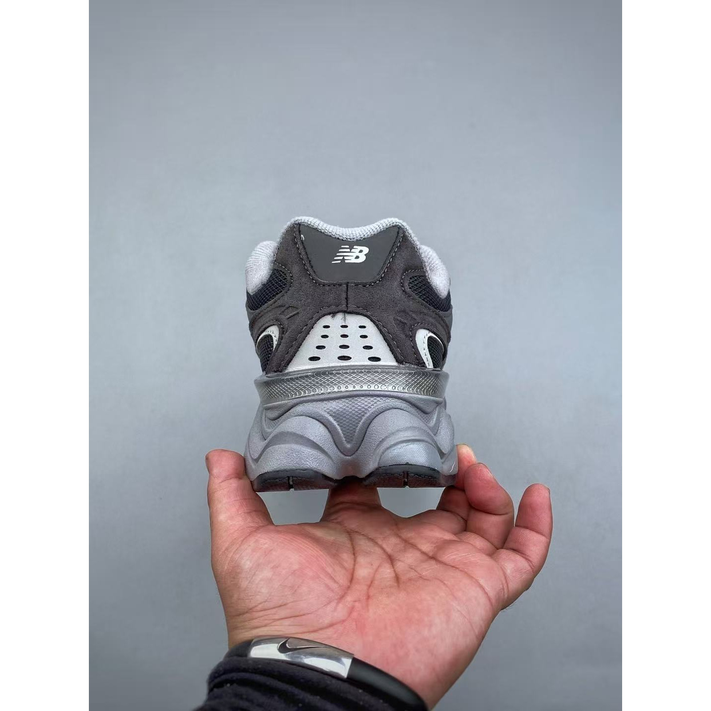 <p>New Balance NB9060 休闲鞋 (黑)&nbsp;</p>