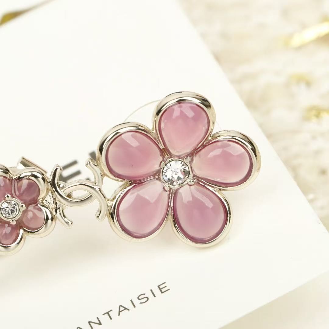 <p>CHANEL&nbsp;粉色山花朵双c耳钉</p>
