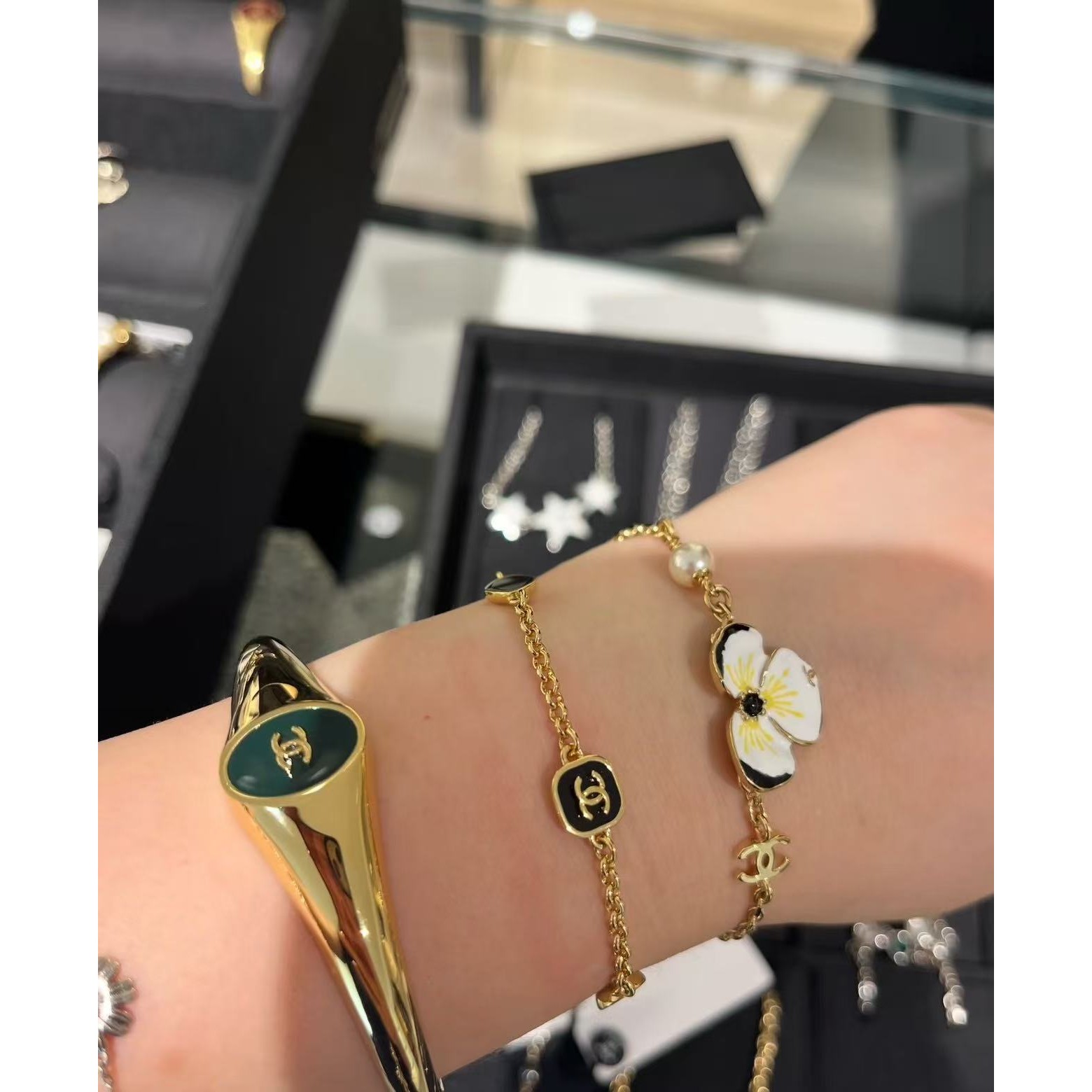 <p>CHANEL 三色堇珠c手链</p>