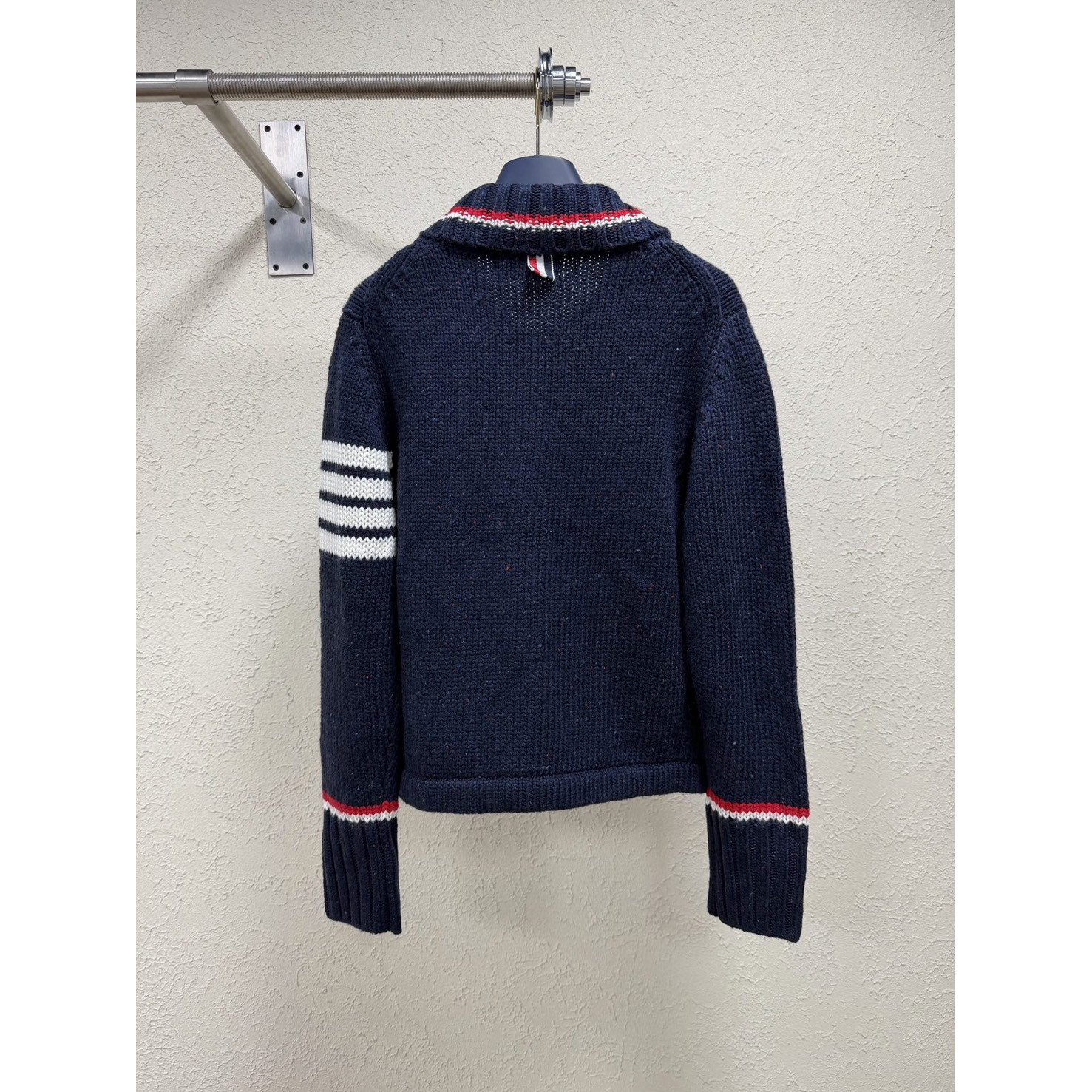 <p>Thom Browne 藏蓝羊毛开衫</p>