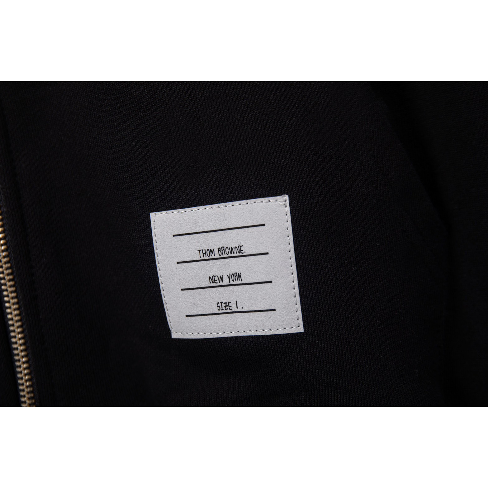 <p>Thom Browne&nbsp;连帽抽绳外套(黑DZ16)</p>