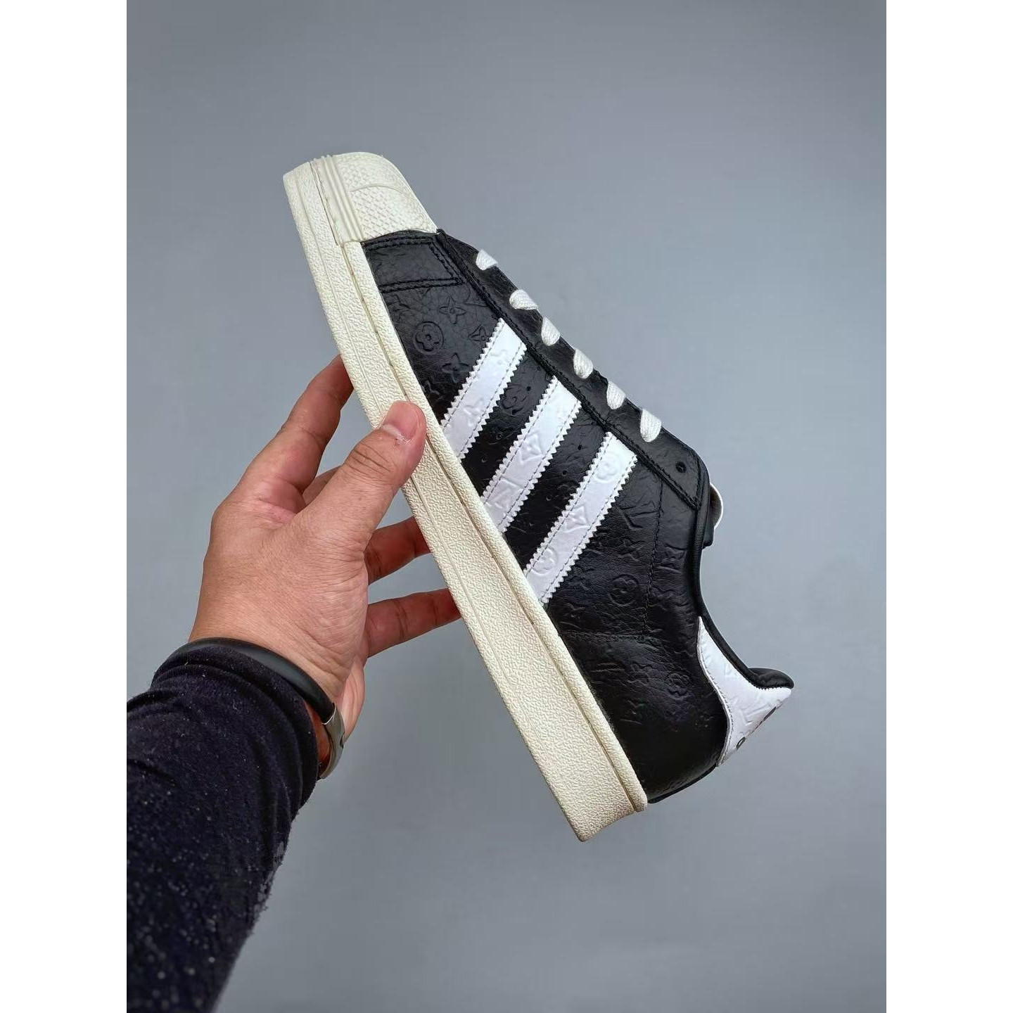 <p>Adidas Originals &nbsp;SUPERSTAR 经典贝壳头(黑)</p>