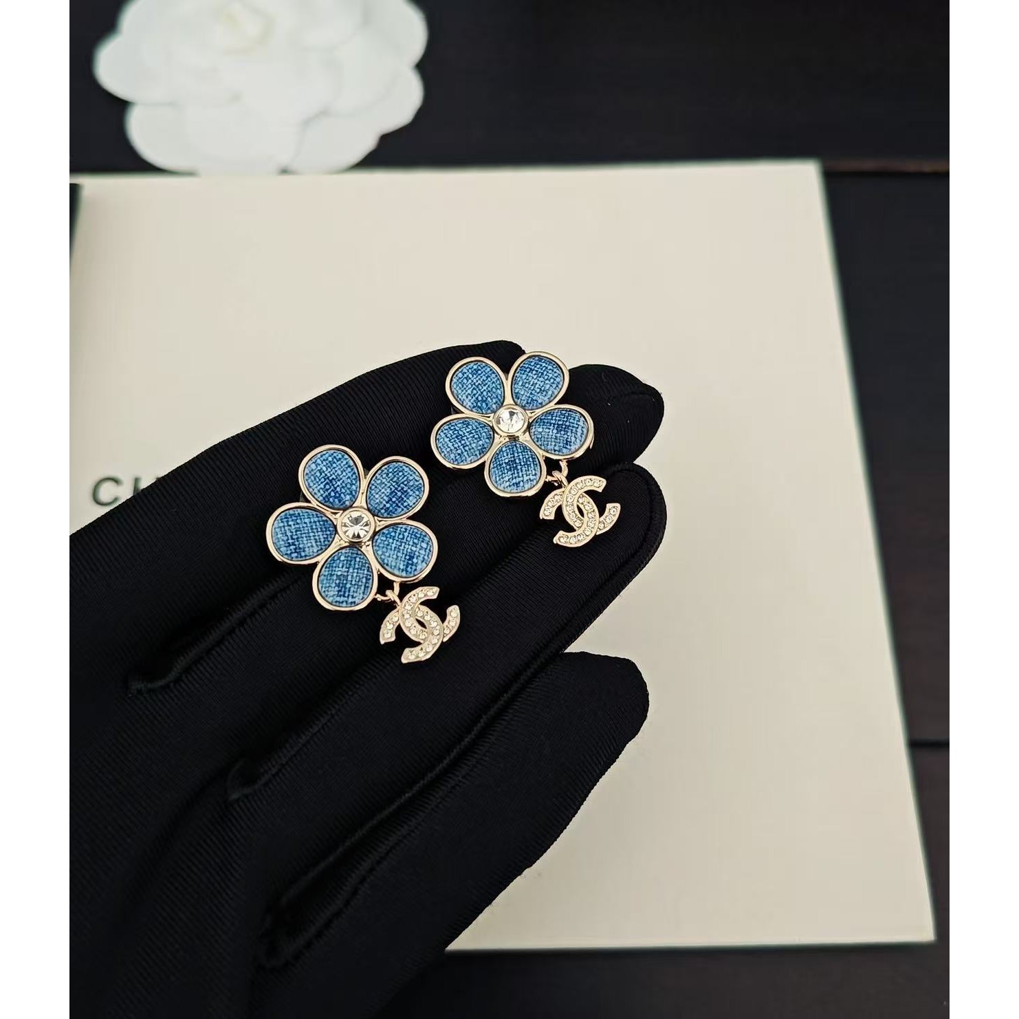<p>CHANEL&nbsp;蓝色花朵耳环</p>
