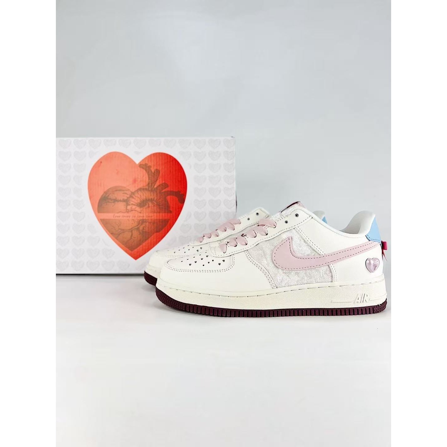 <p>Nike Air Force1 07 low&nbsp; (粉)</p>