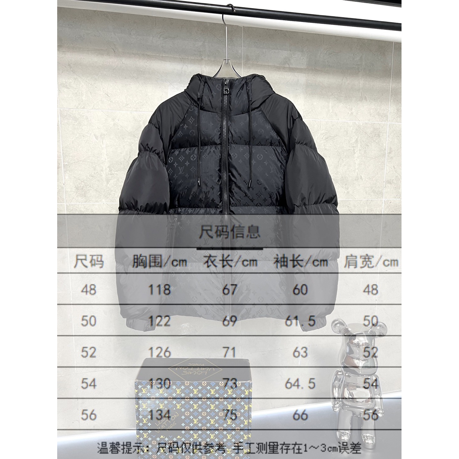 <p>LV 时尚连帽老花满纹印花羽绒服(黑)</p>