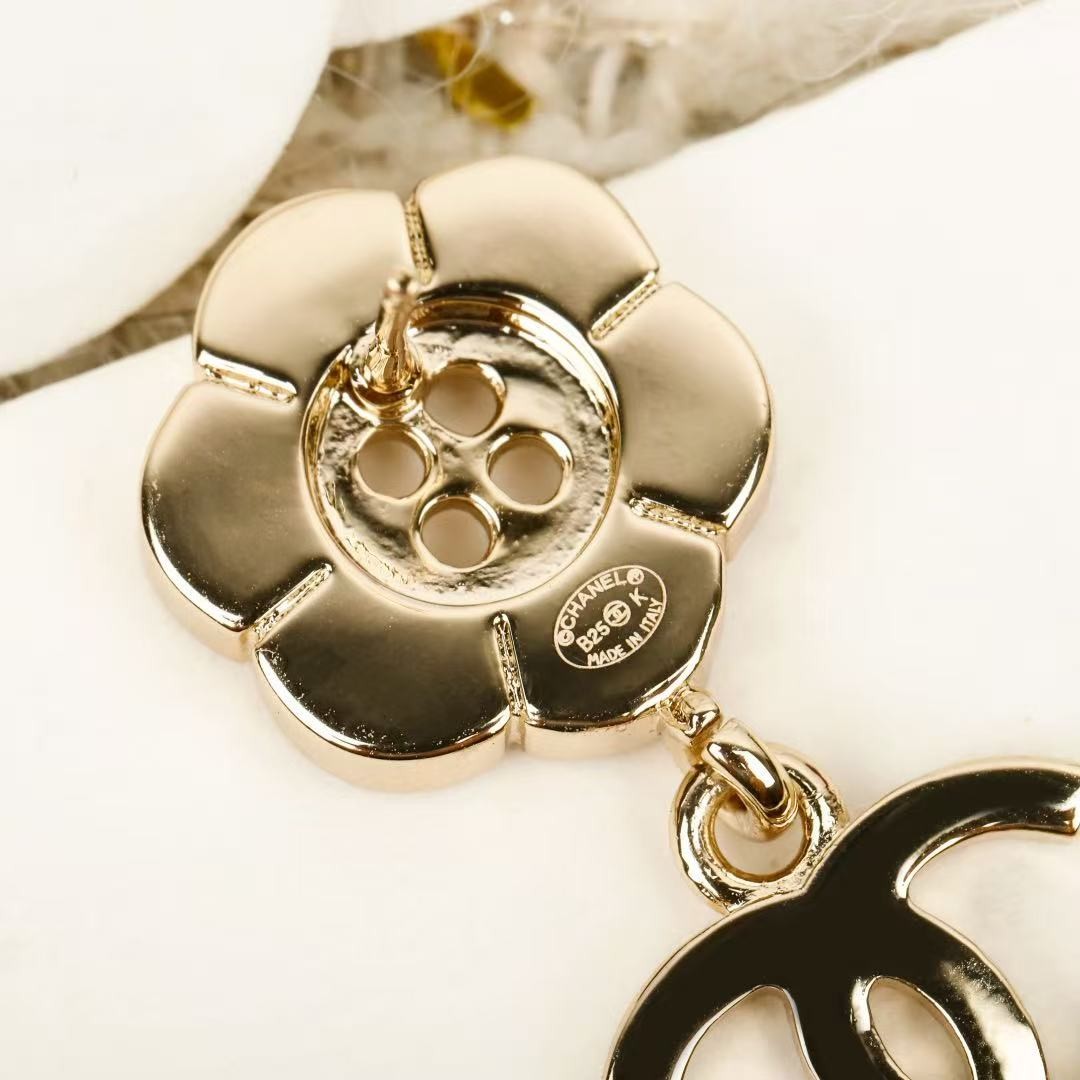 <p>CHANEL&nbsp;满钻双c纽扣花朵耳环</p>