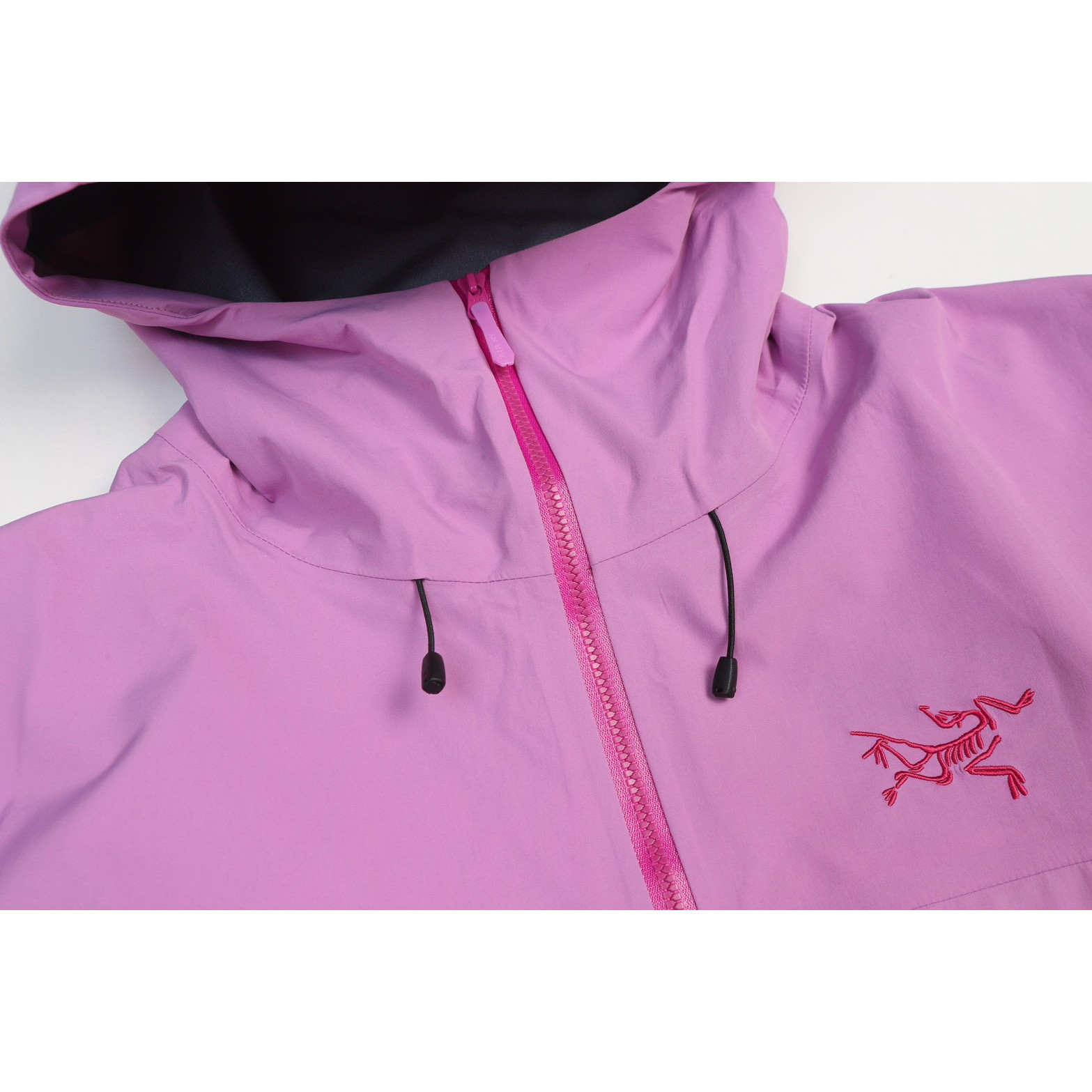 <p>Arc'teryx Bate SL 轻质透气连帽冲锋衣(粉)</p>