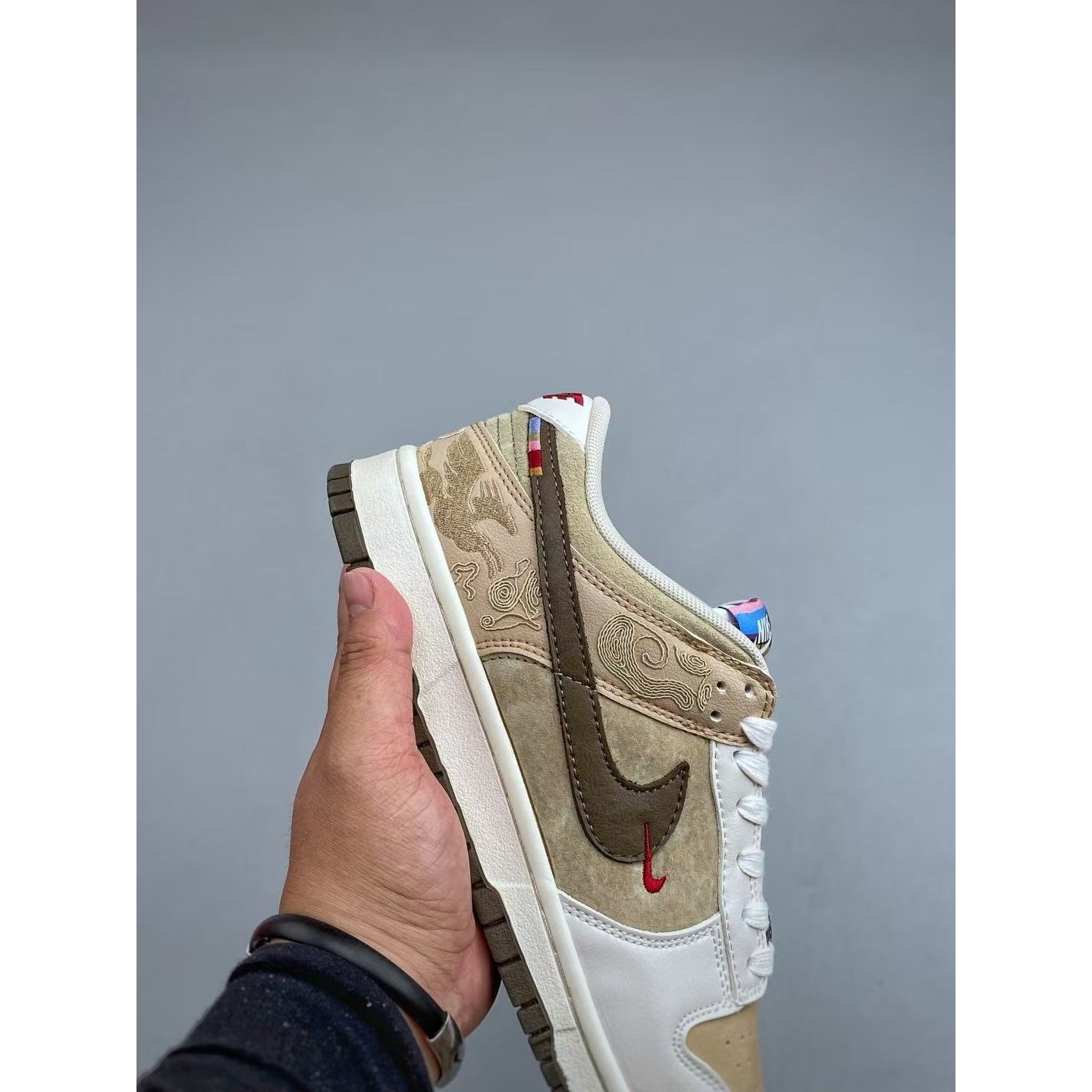 <p>Nike &lsquo;联名款&rsquo;低帮休闲运动板鞋(卡其白)</p>
