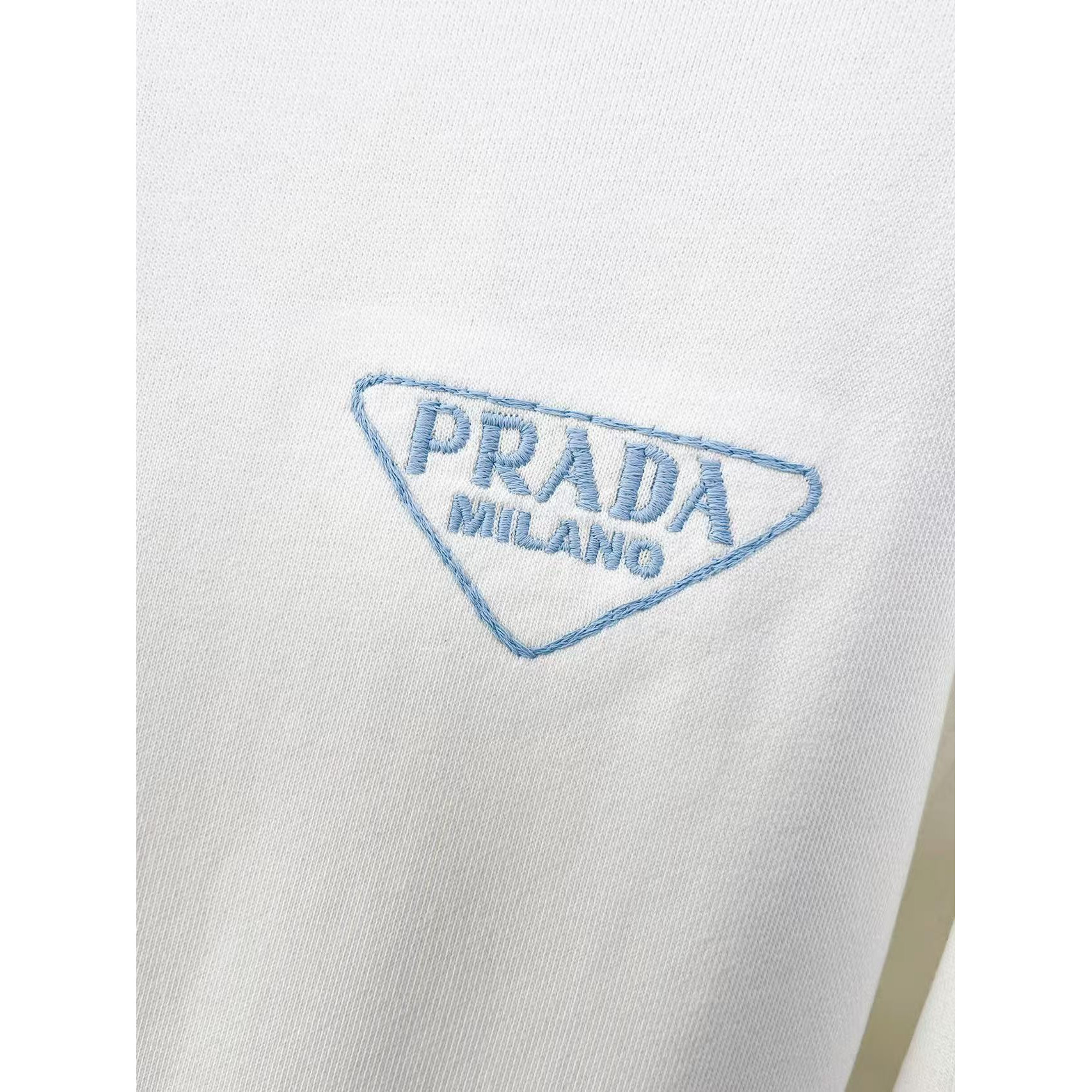 <p>PRADA&nbsp;圓領長袖T恤(白)</p>