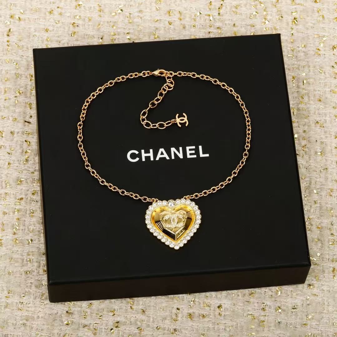 <p>CHANEL&nbsp;爱心项链</p>