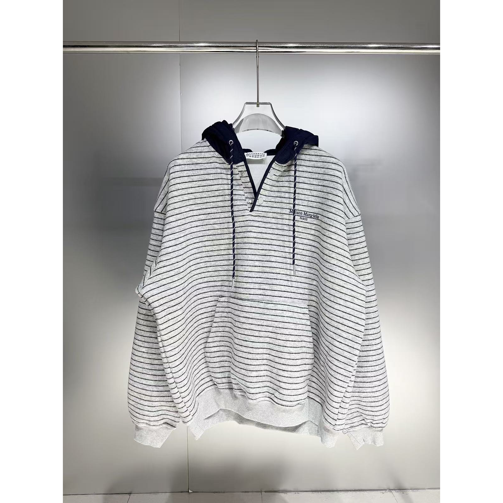 <p>Maison Margiela 撞色条纹加绒连帽卫衣(白)</p>
