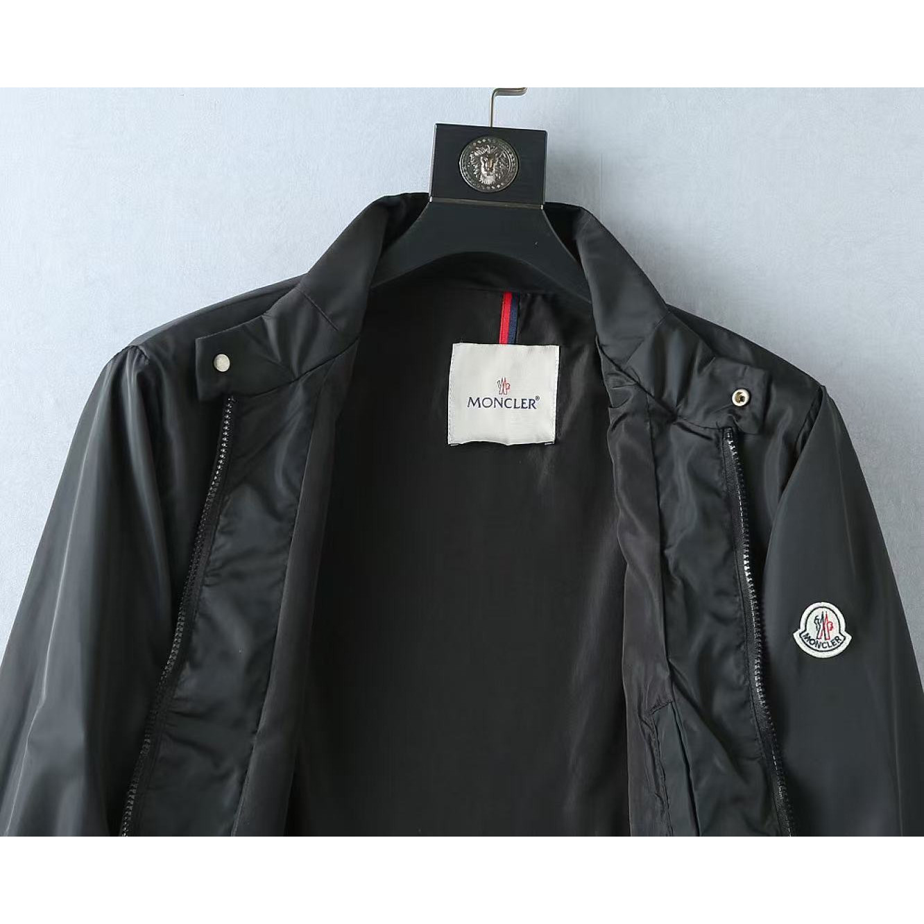 <p>MONCLER 男士夹克外套(黑)</p>