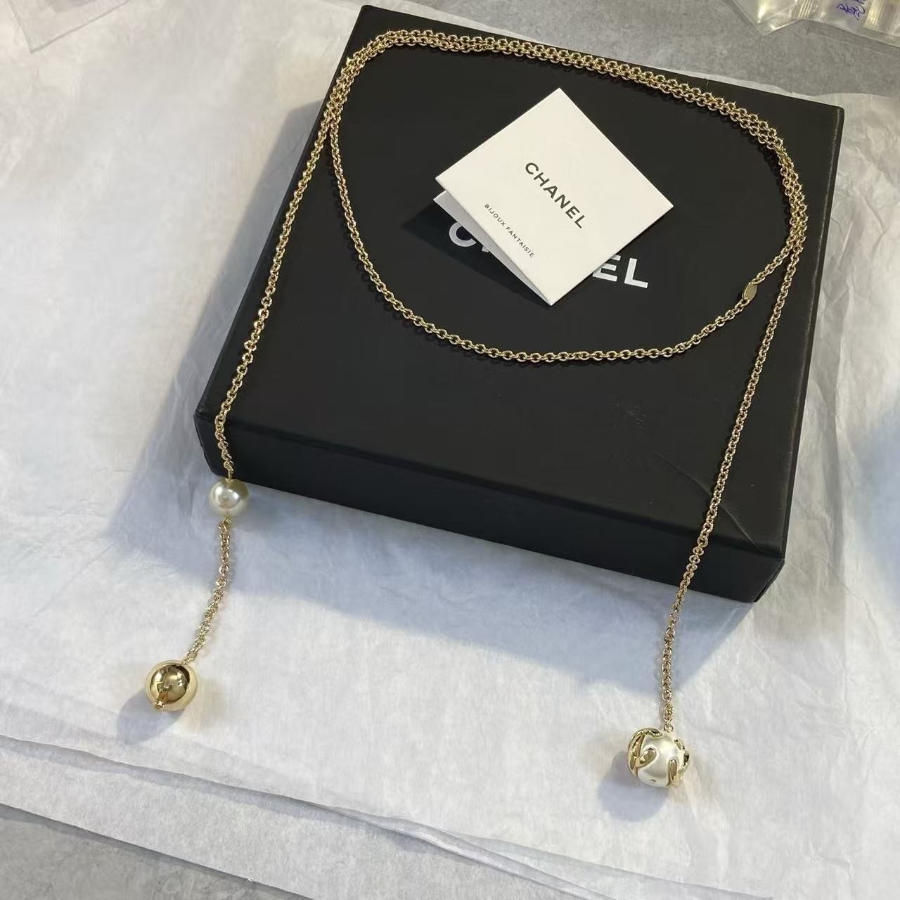 <p>CHANEL 抱珠吊金珠毛衣链</p>