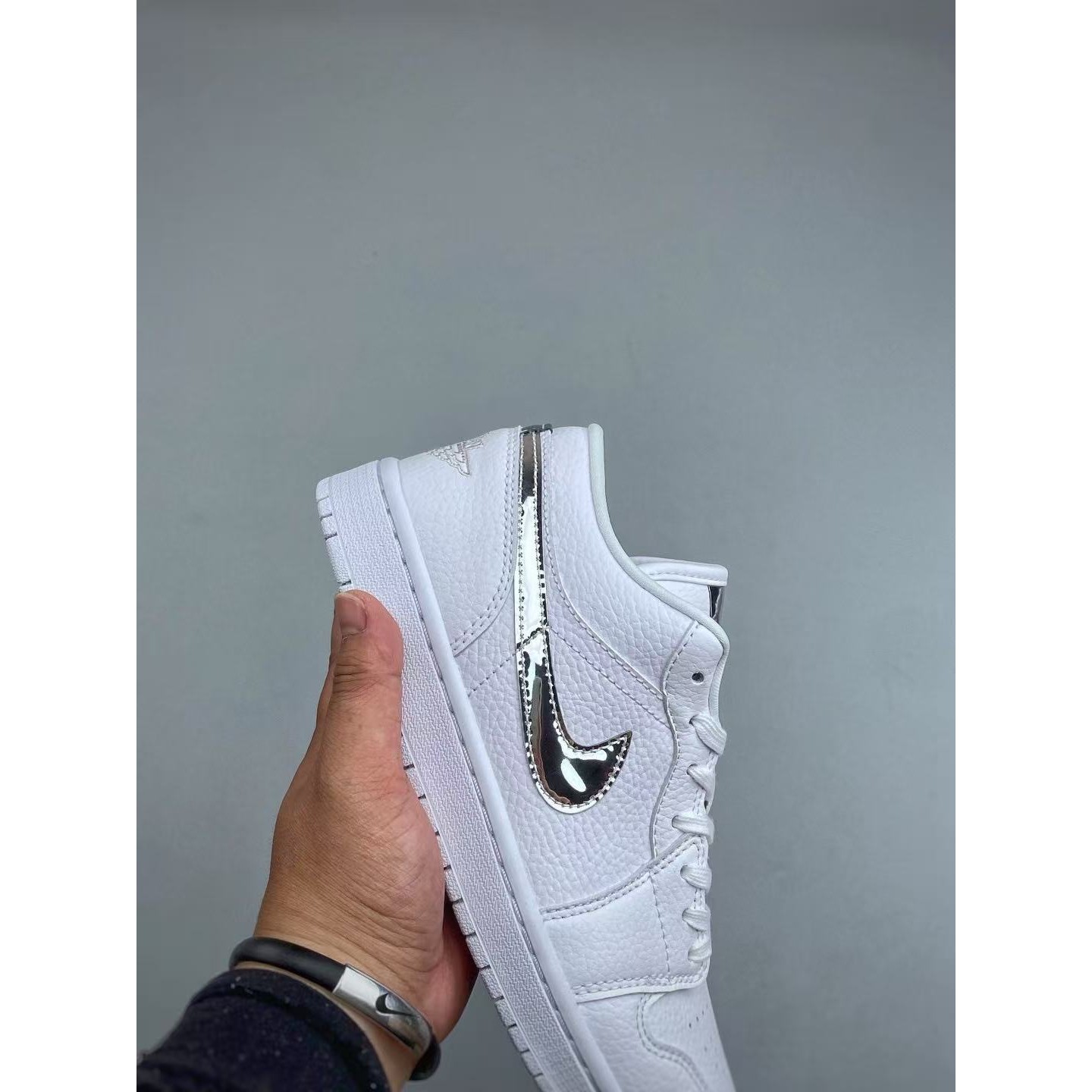 <p>Nike WMNS AIR 乔1 复古文化篮球鞋(白色银勾)</p>