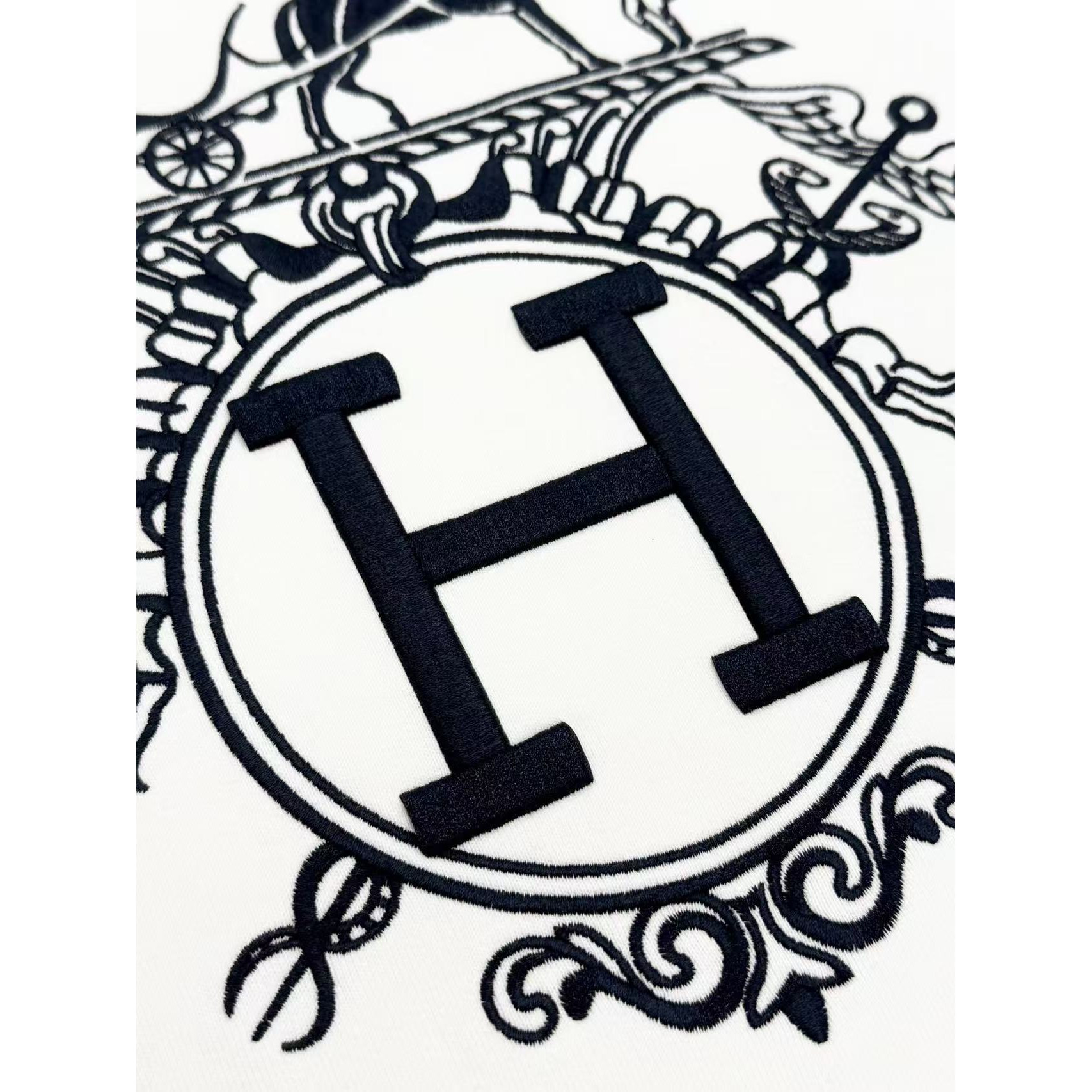 <p>Hermes 刺绣圆领卫衣(白)</p>