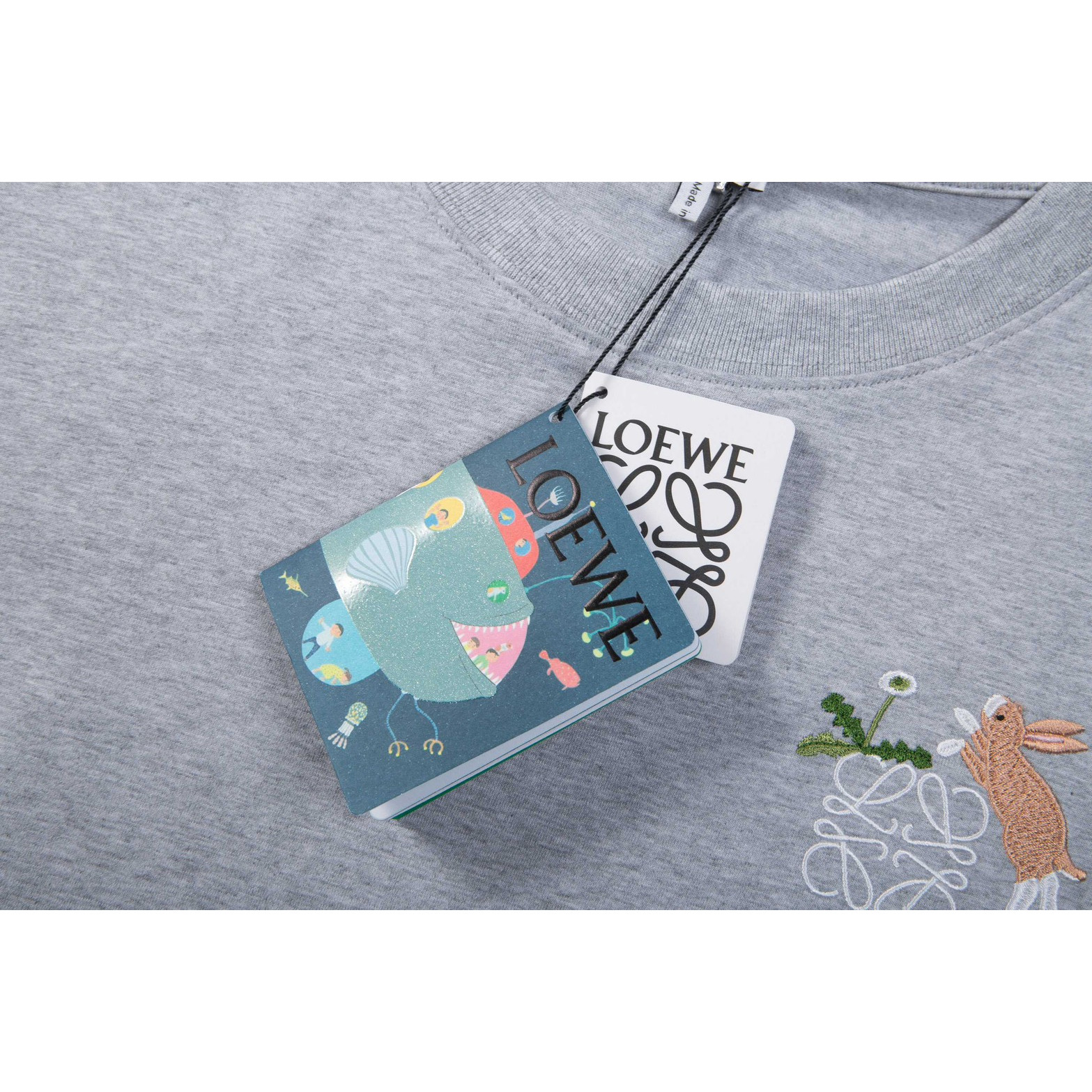 <p>LOEWE &nbsp;logo绣花短袖T恤(灰)</p>