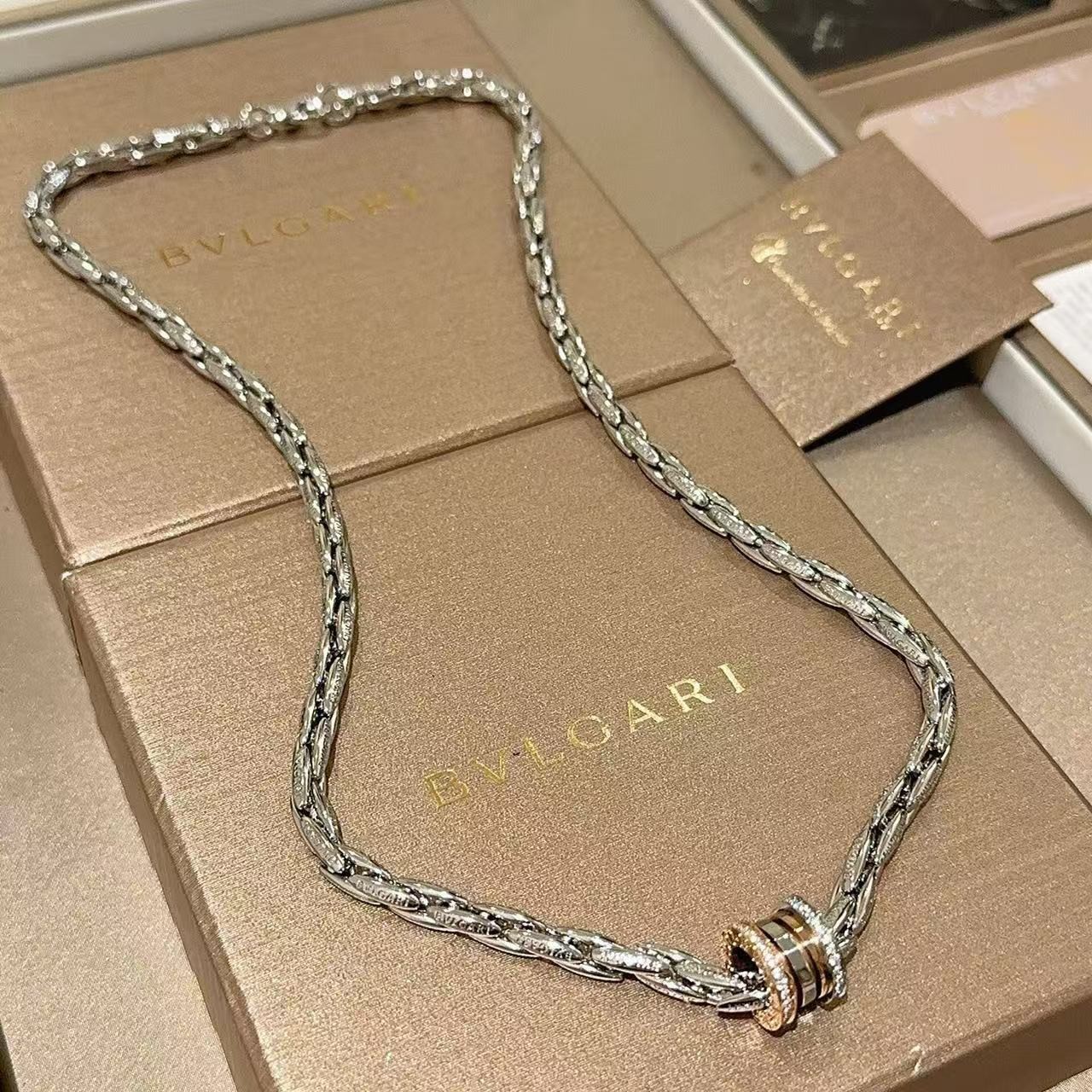 <p>BVLGARI&nbsp;项链</p>