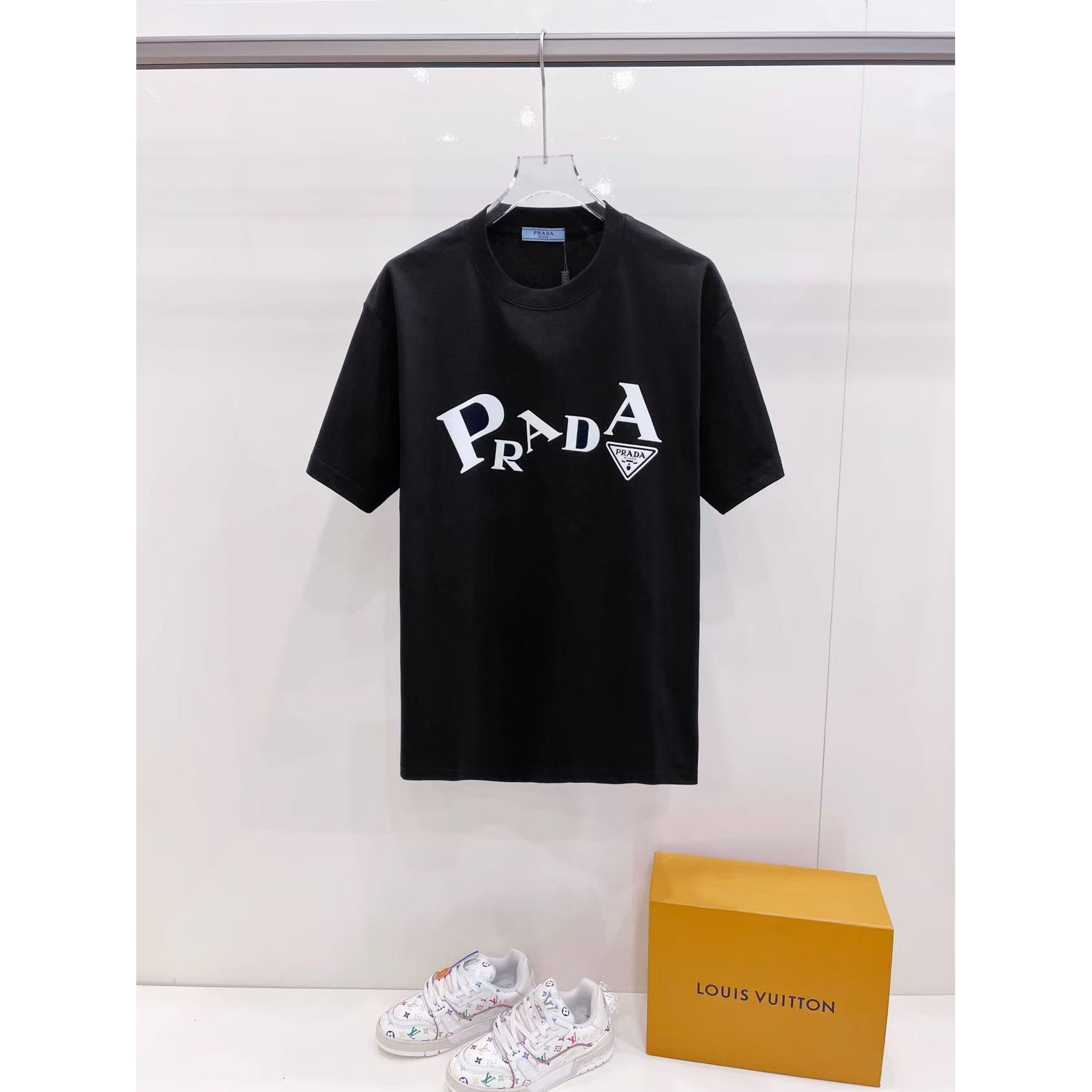 <p>PRADA&nbsp;短袖圆领T恤(黑)</p>