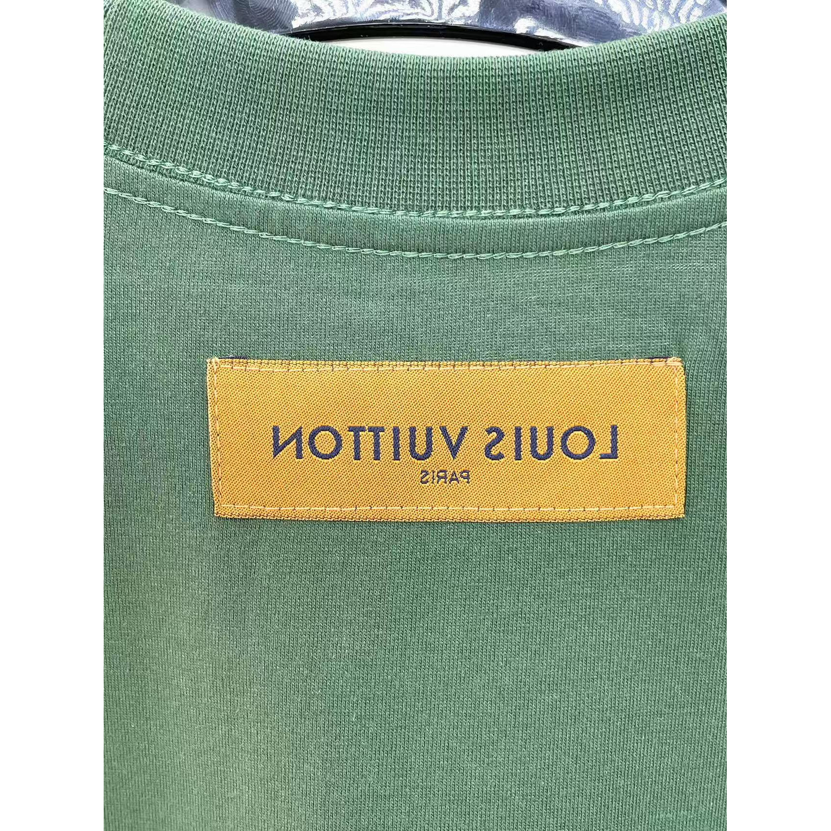 <p>LV&nbsp;专柜新款短袖T恤(綠)</p>
