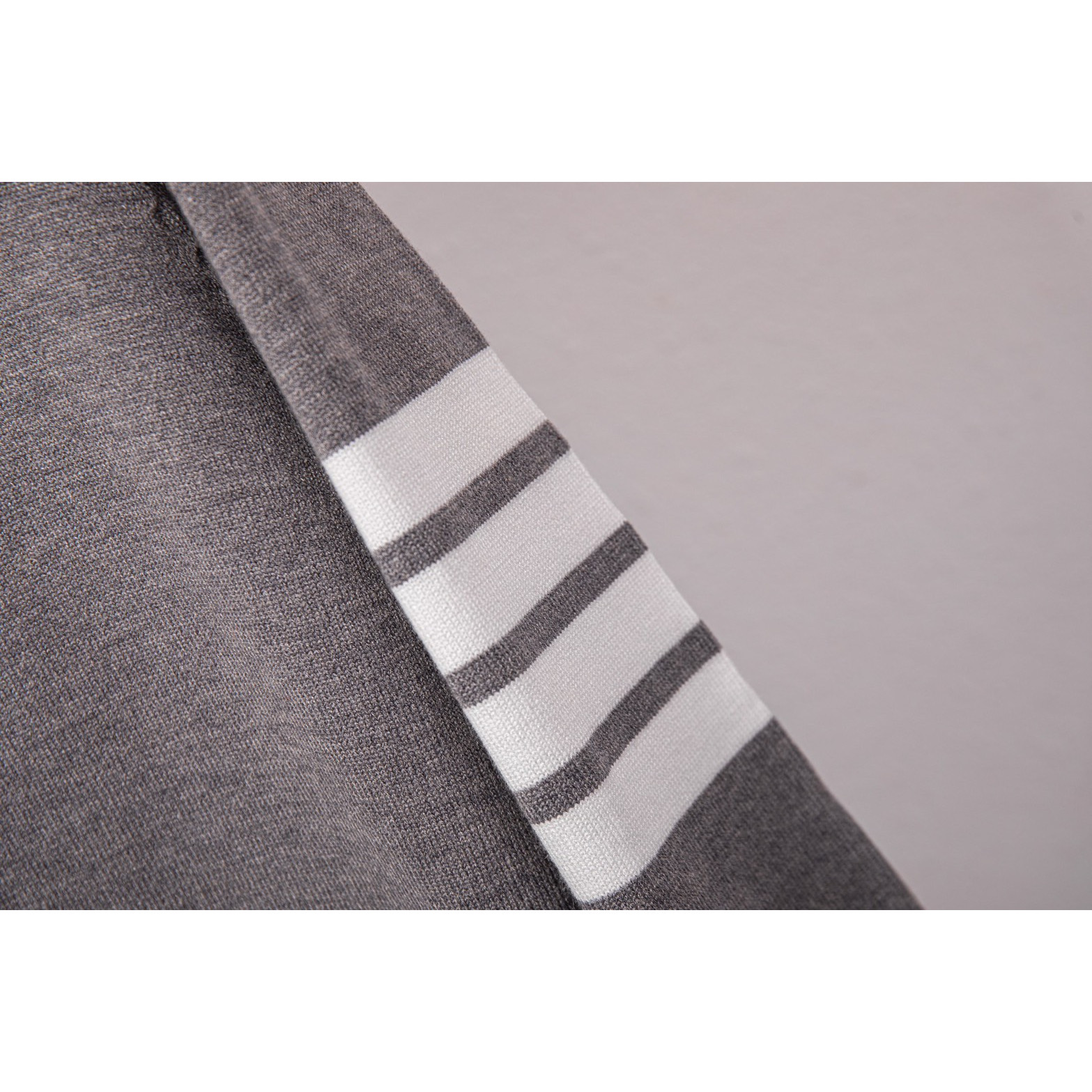 <p>Thom Browne&nbsp;针织开衫外套(花灰色DZ17)</p>