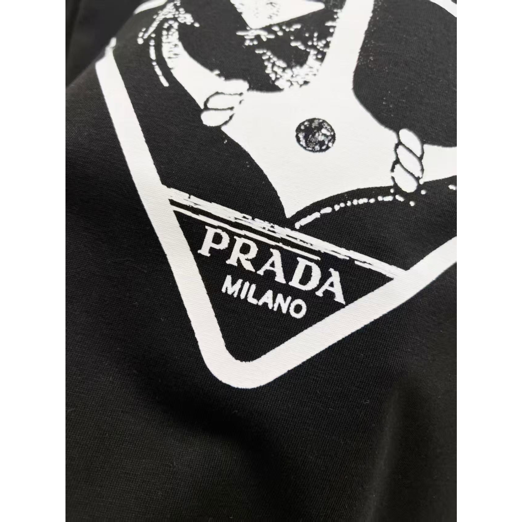 <p>PRADA&nbsp;圆领T恤(黑)</p>