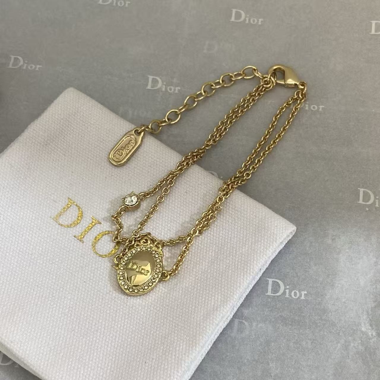 <p>DIOR 复古徽章蝴蝶结手链</p>