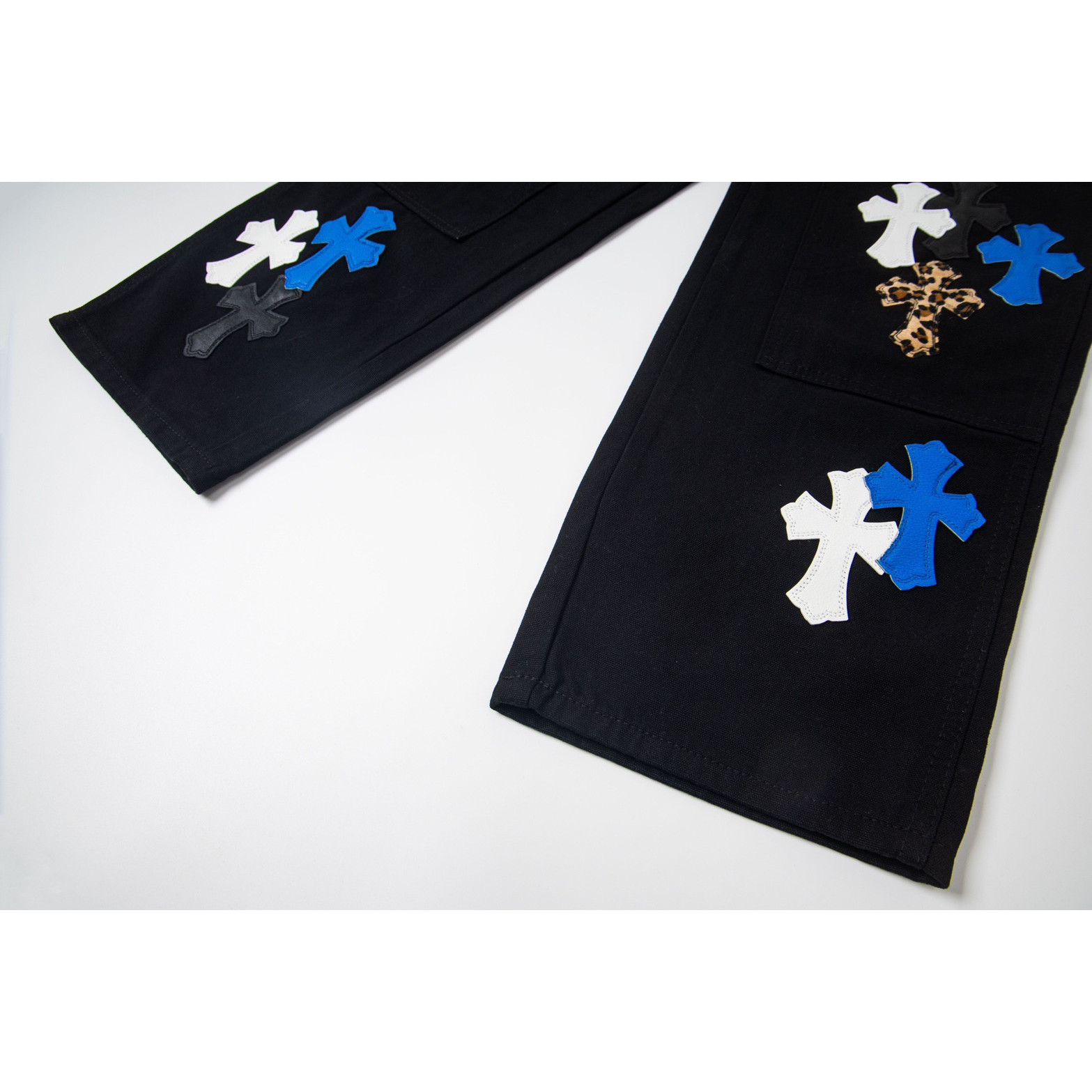 <p>CHROME HEARTS 蓝豹纹拼白皮十字架拼皮情侣款水洗宽松牛仔裤(1777#)</p>