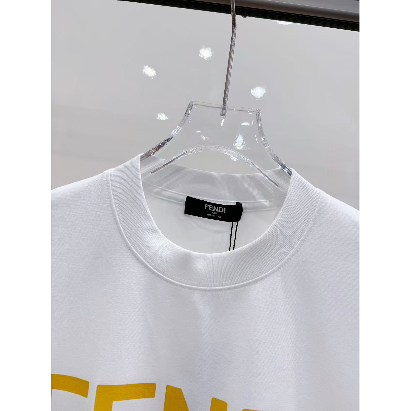 <p>&nbsp;FENDI 印花短袖T恤(白)&nbsp;</p>