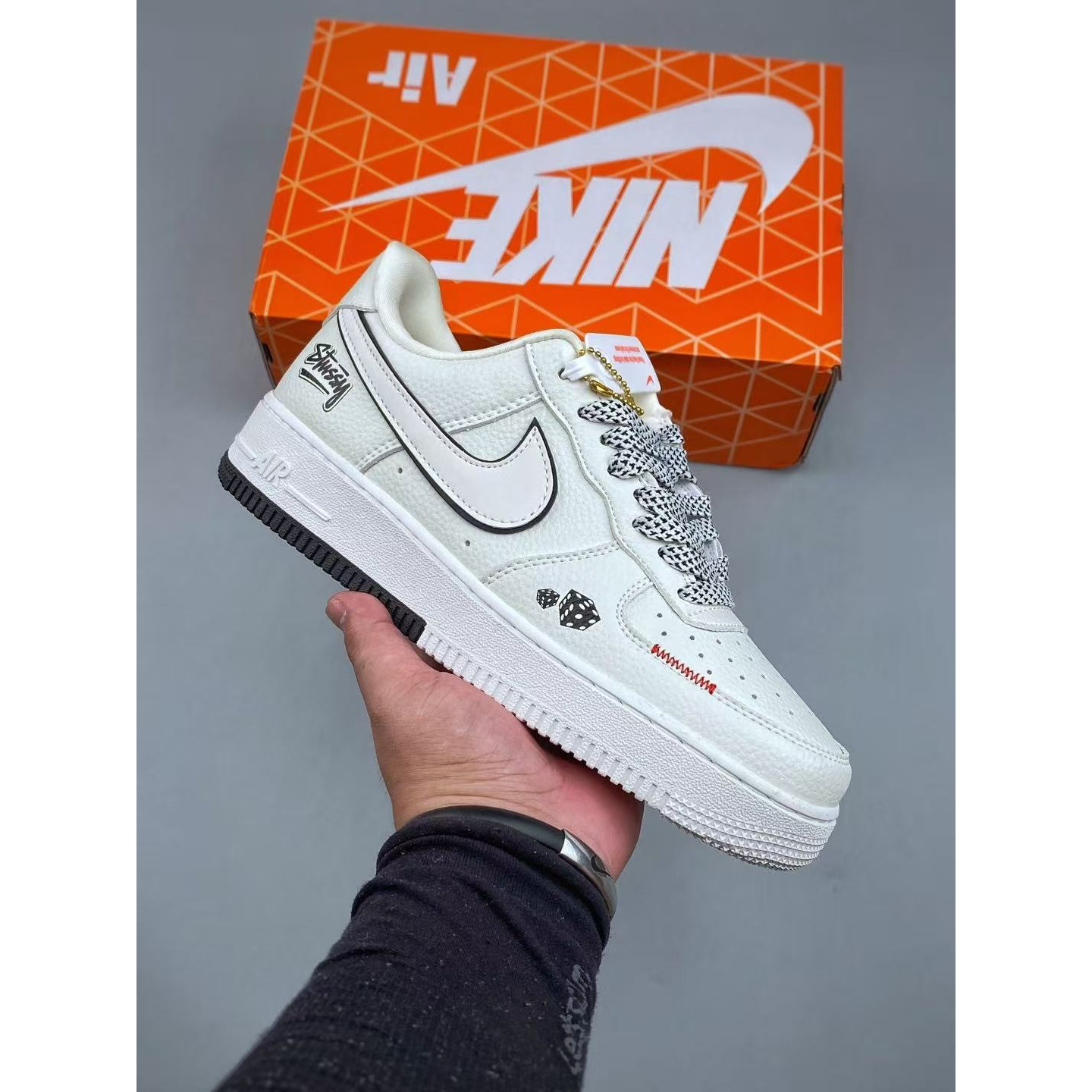 <p>Nike Air Force1 07 low &nbsp;联名款(白)</p>