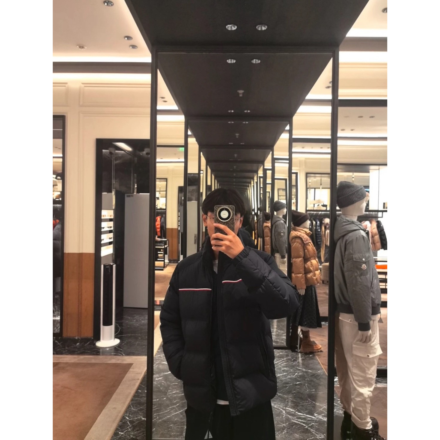 <p>Moncler 短款拉链立领长袖夹克(黑)</p>