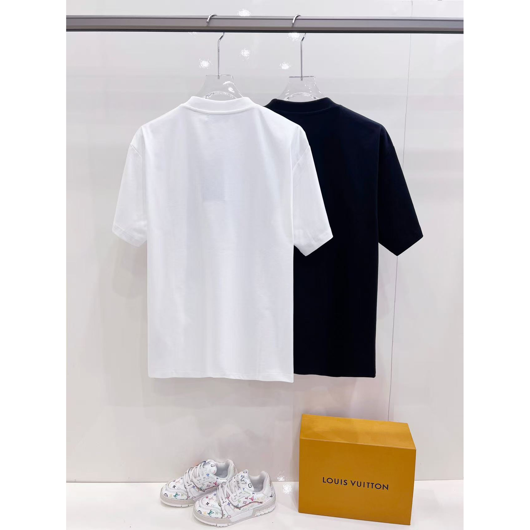 <p>GUCCI&nbsp;烫钻短袖(黑)</p>