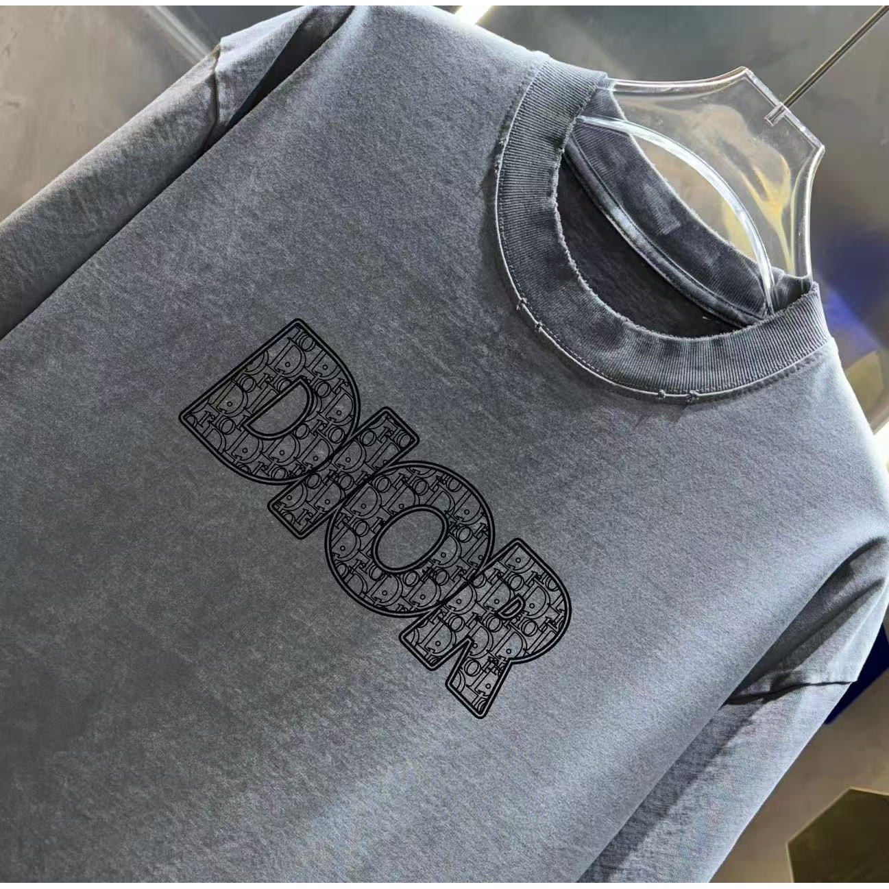 <p>DIOR&nbsp;洗水磨破短袖T恤(洗水灰)</p>