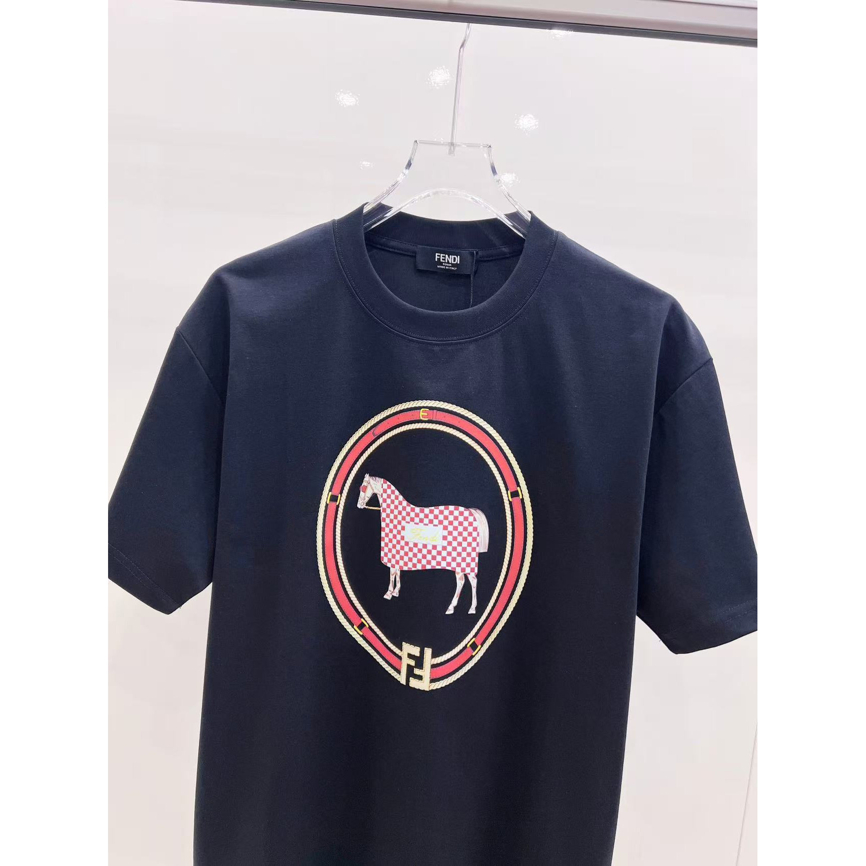 <p>Fendi 印花Logo短袖(黑)</p>