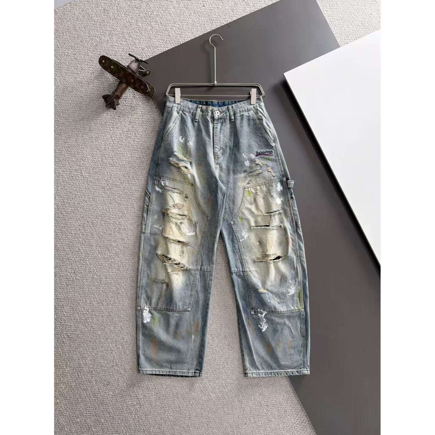 <p>Balenciaga 男士款重工直筒弯刀牛仔裤(藍)</p>