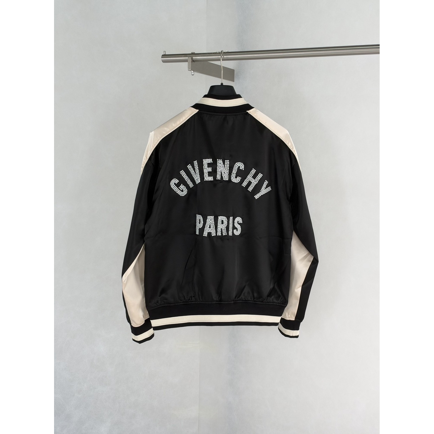 <p>Givenchy 拼色缎面绣珠棒球夹克外套</p>