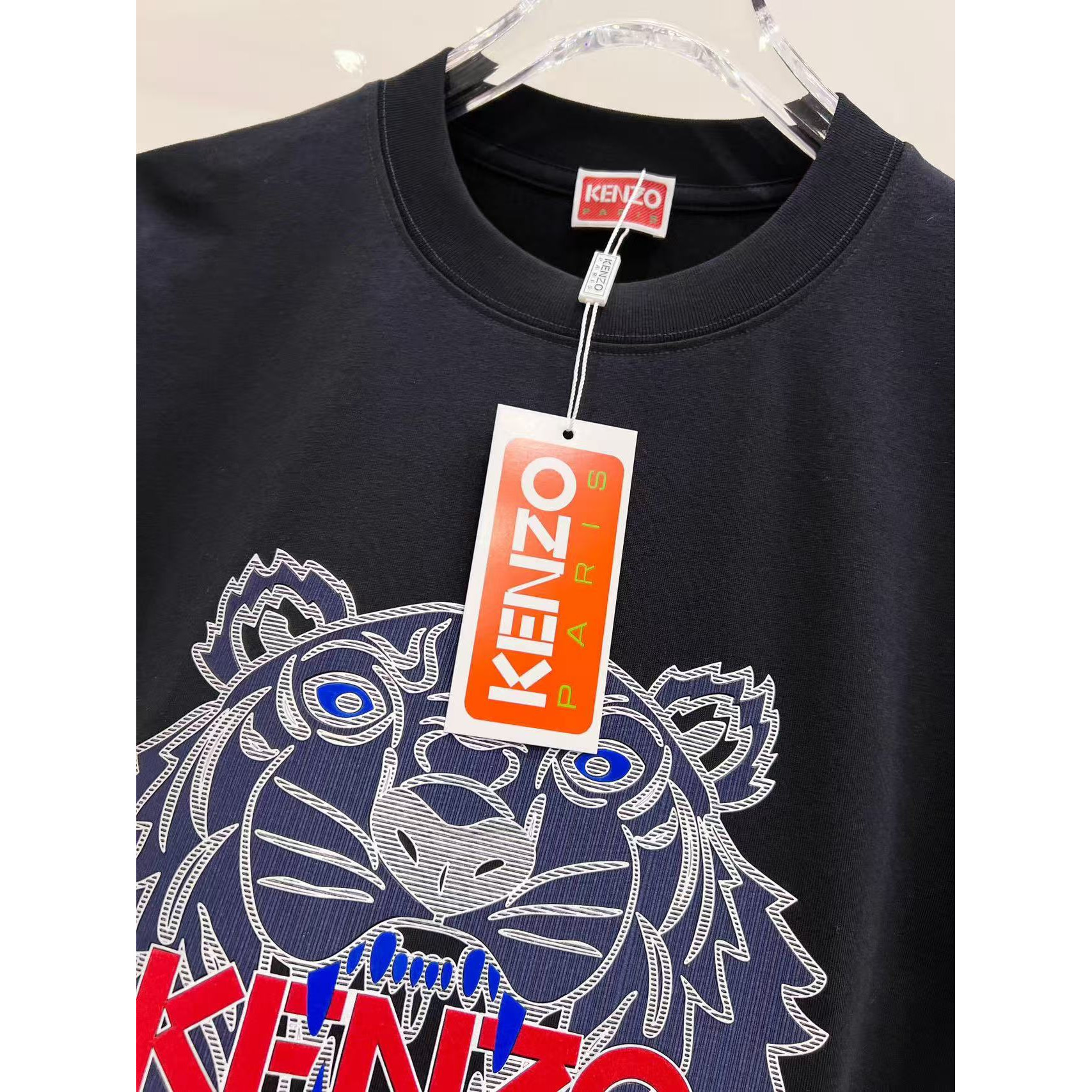 <p>KENZO&nbsp;短袖圆领T恤(黑)</p>