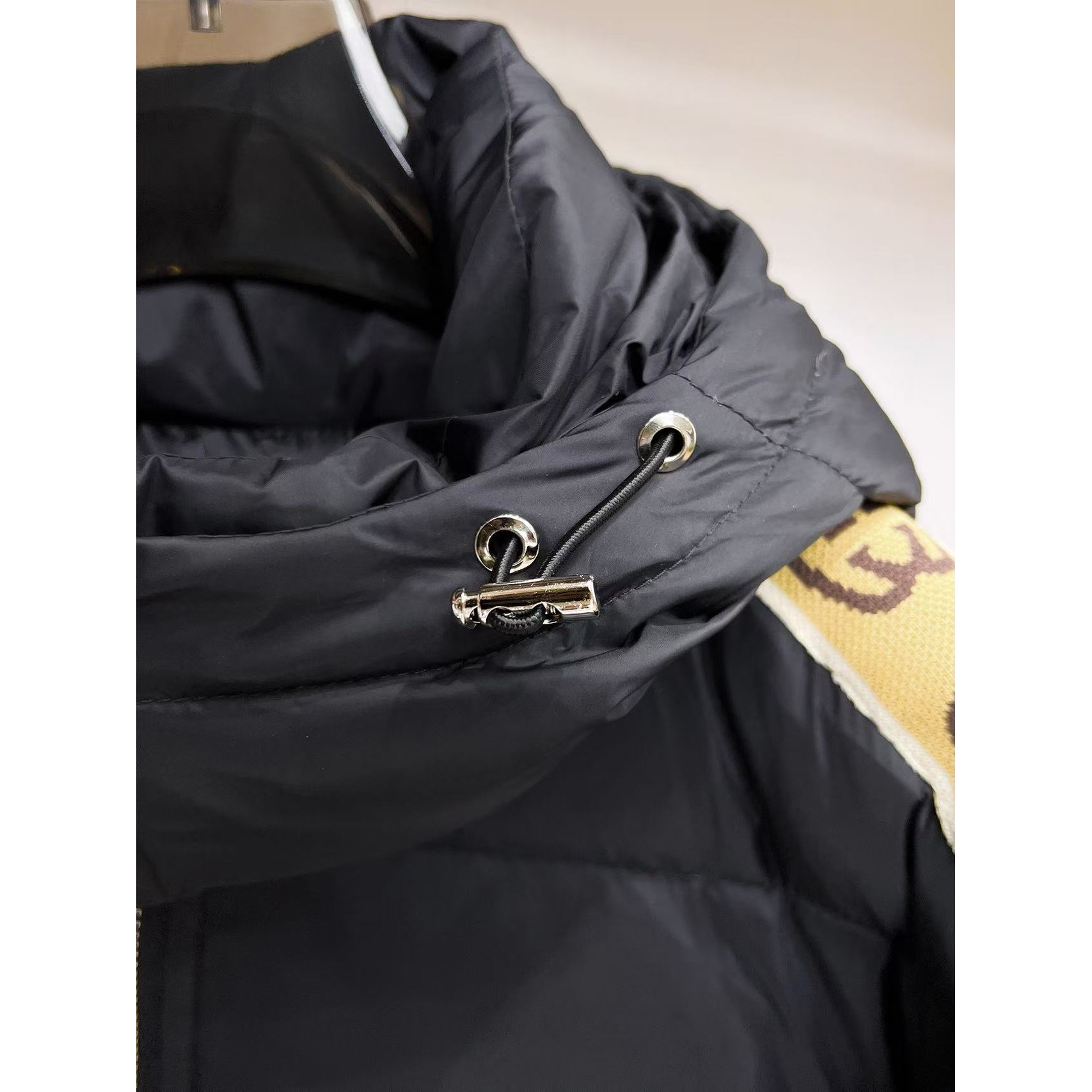 <p>GUCCI 秋冬新款羽绒服(黑)&nbsp;</p>