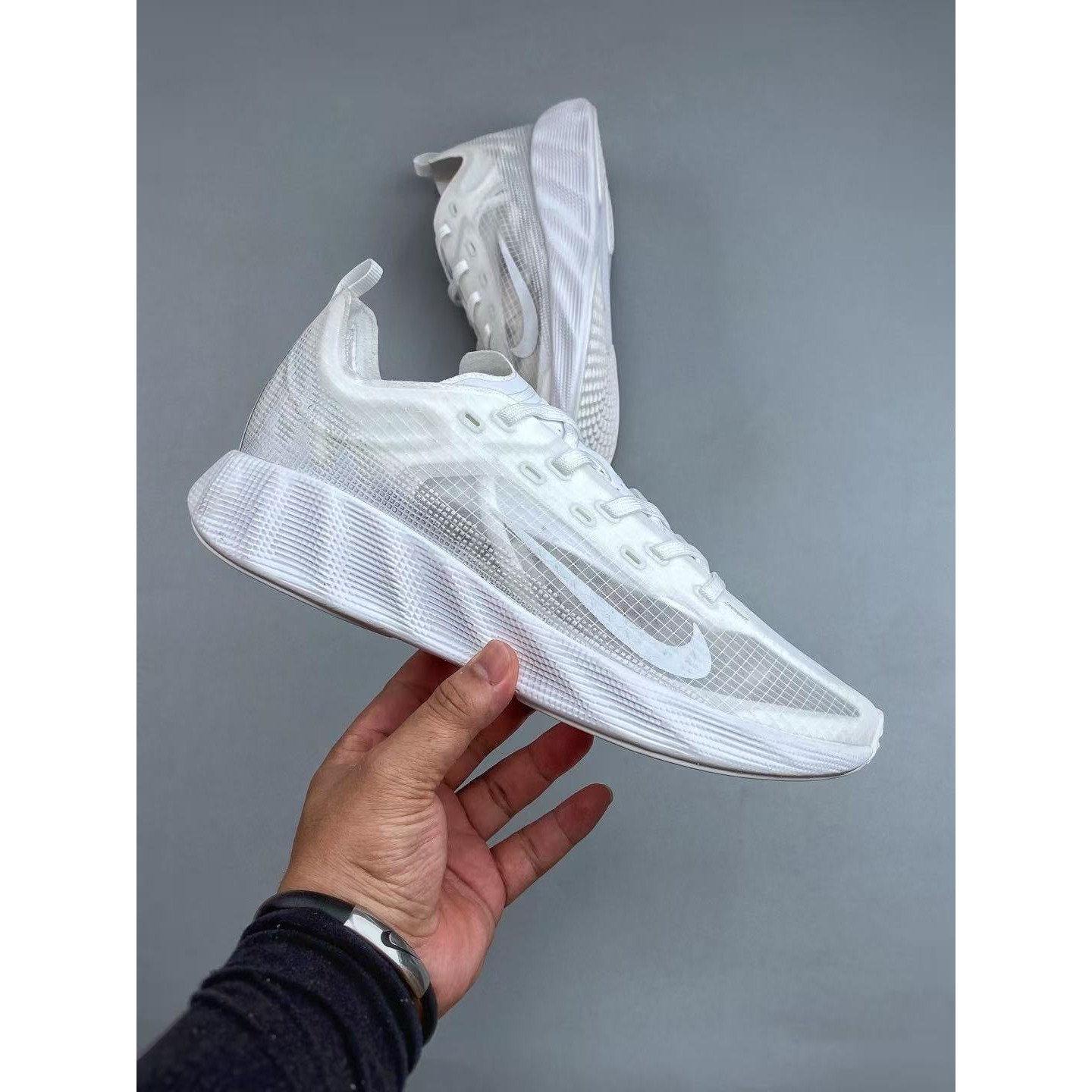 <p>Nike AVA X&nbsp; 透气支撑跑步鞋(白)</p>