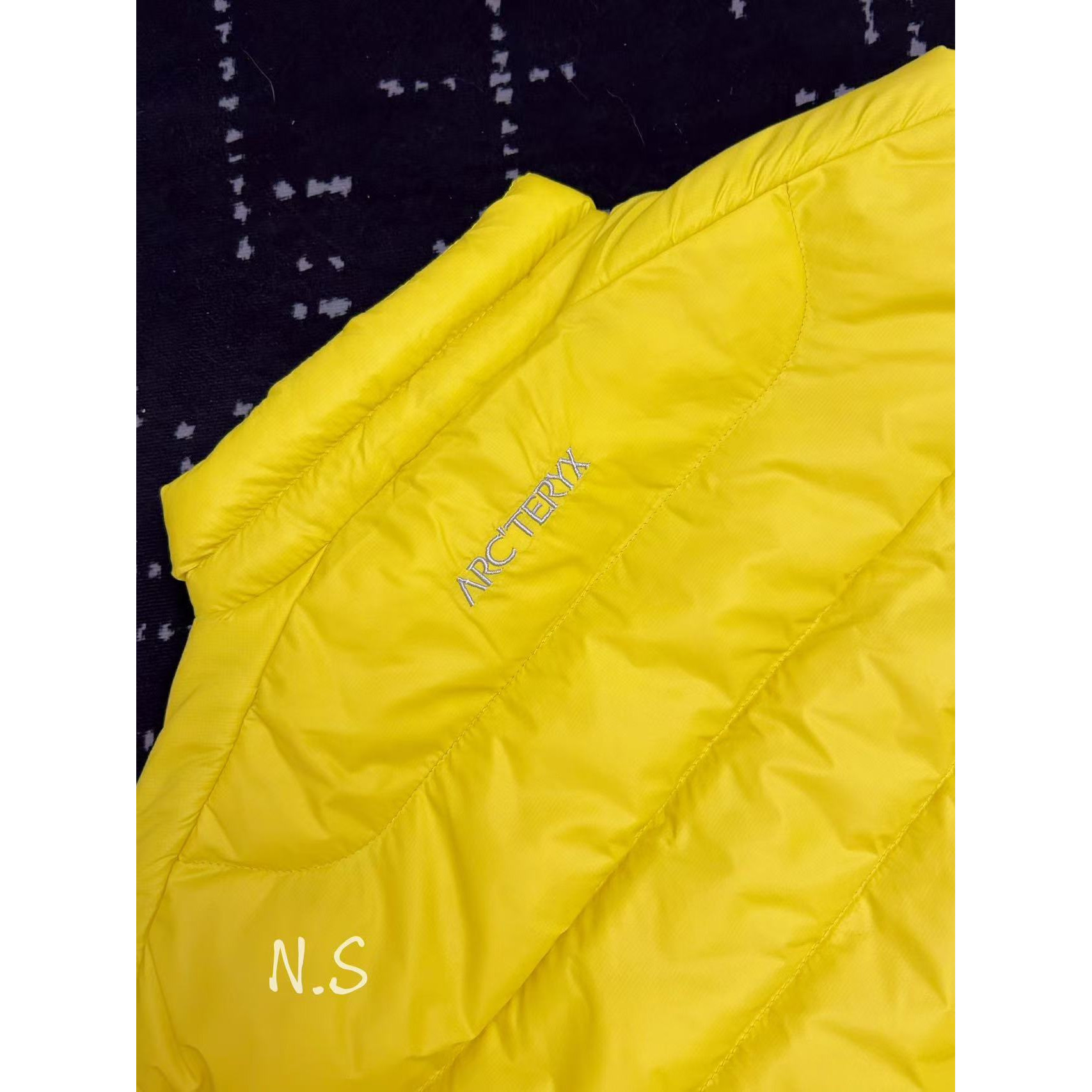 <p>Arc'teryx 立领鹅绒马甲(銅砂黃)</p>