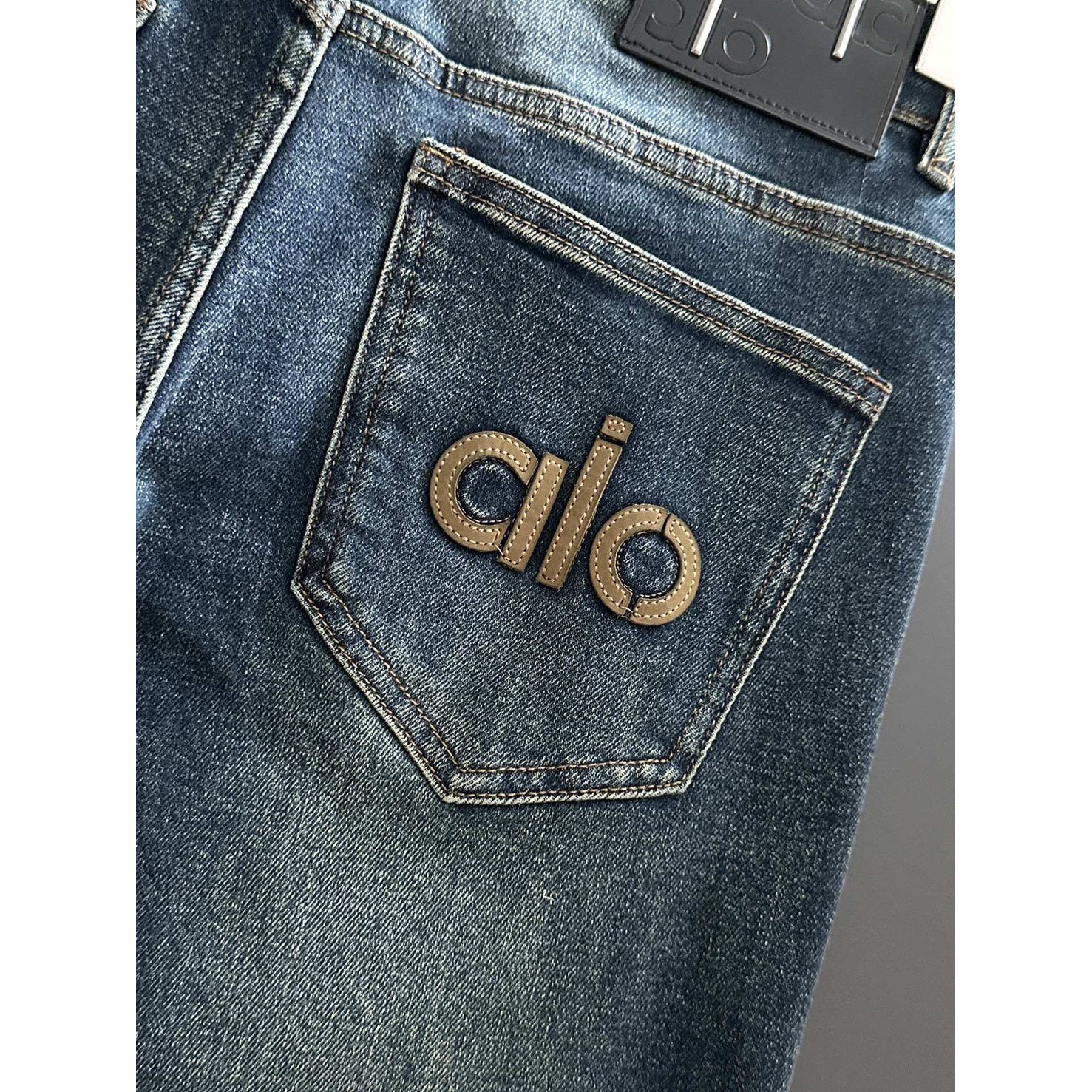 <p>ALO 高品质牛仔裤</p>