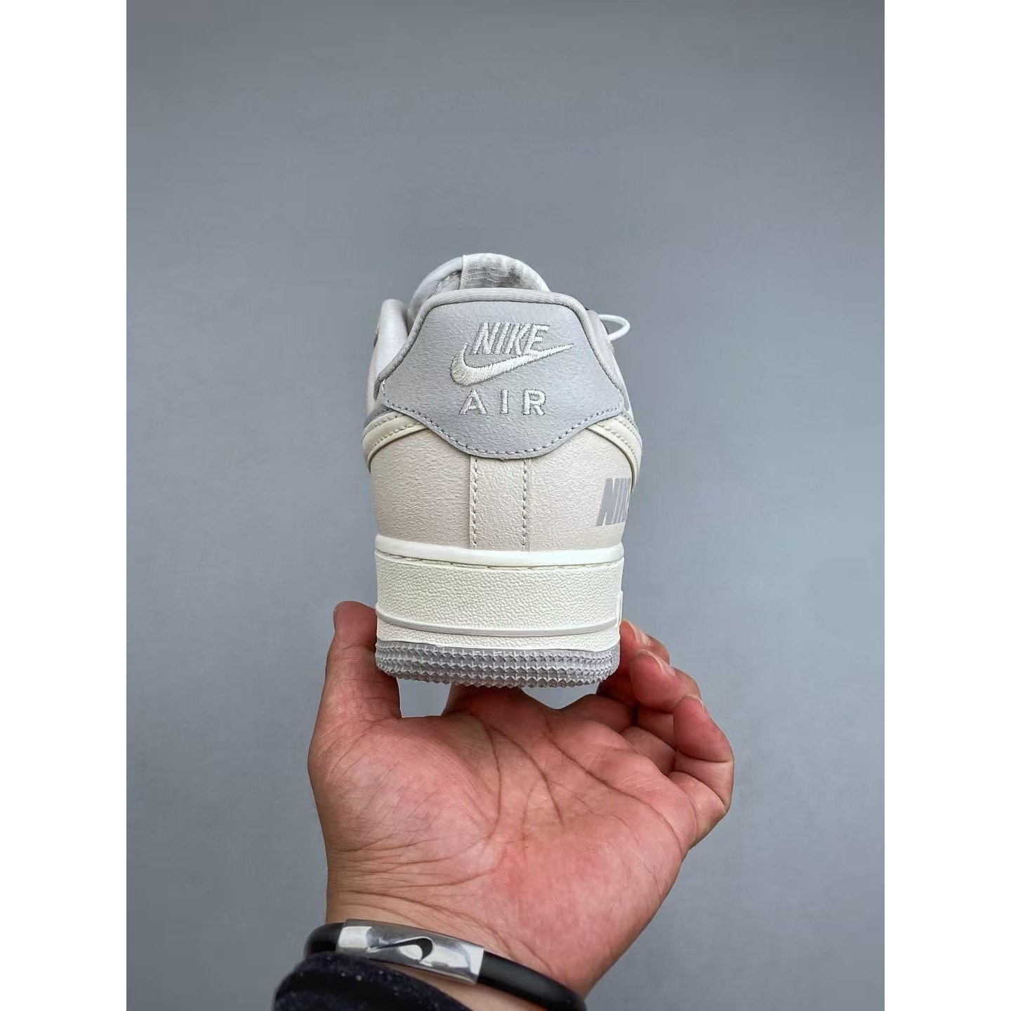 <p>NIKE AIR FORCE 1 (奶灰)</p>