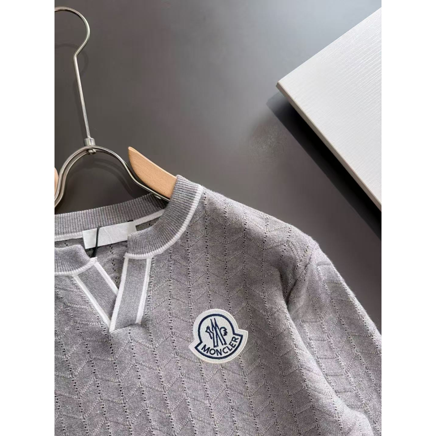 <p>MONCLER 秋冬官网最新毛衣(灰)</p>