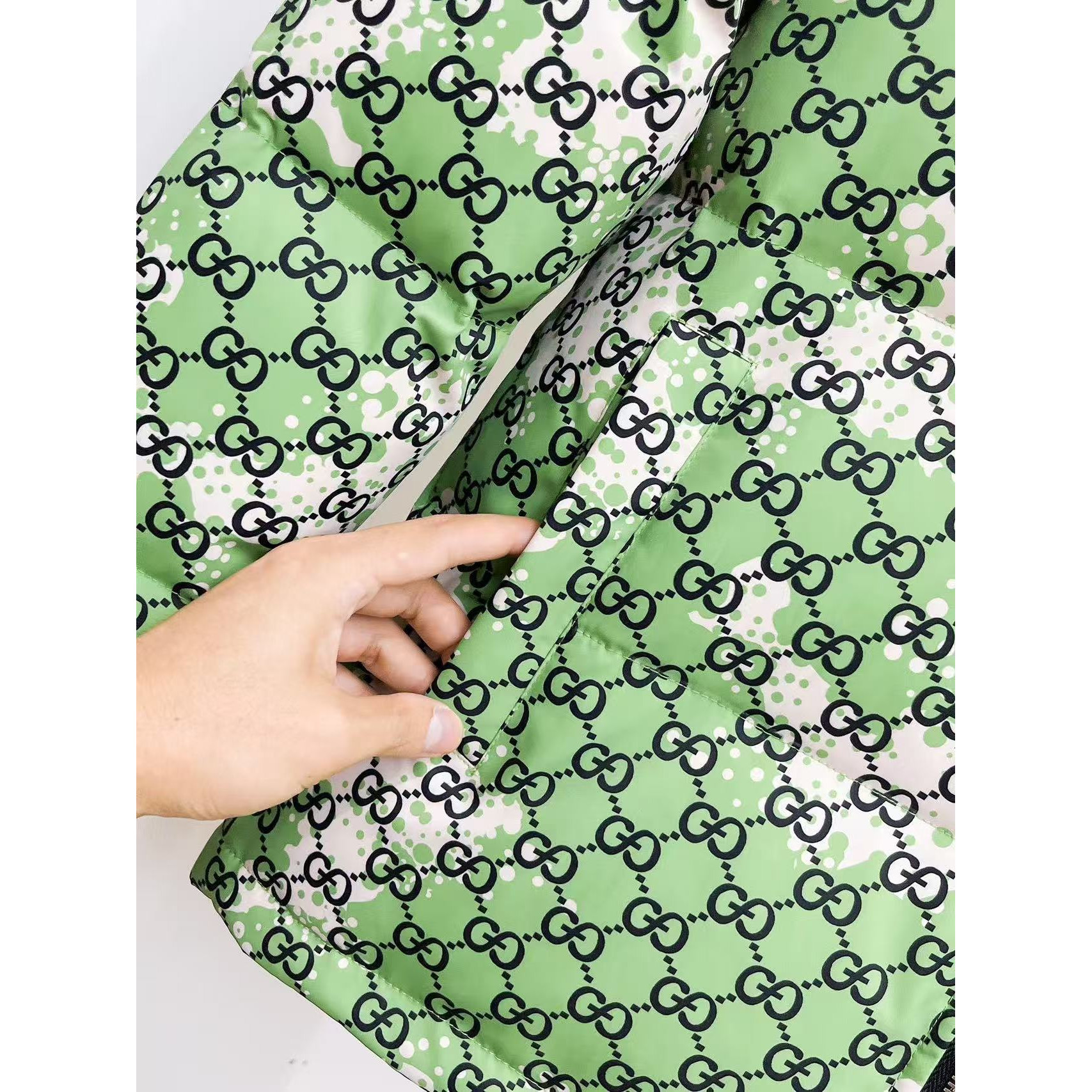 <p>GUCCI 秋冬新款羽绒服(綠)</p>