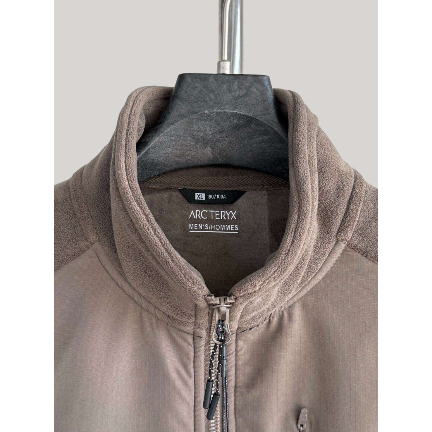 <p>Arc'teryx 手抓绒款外套(卡其)</p>