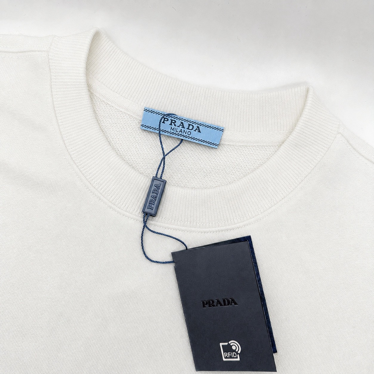 <p>PRADA&nbsp;刺绣字母T恤(白色)</p>