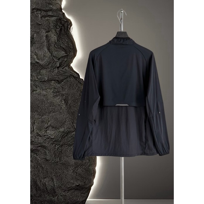 <p>On Weather Jacket Insulated 輕量外套</p>