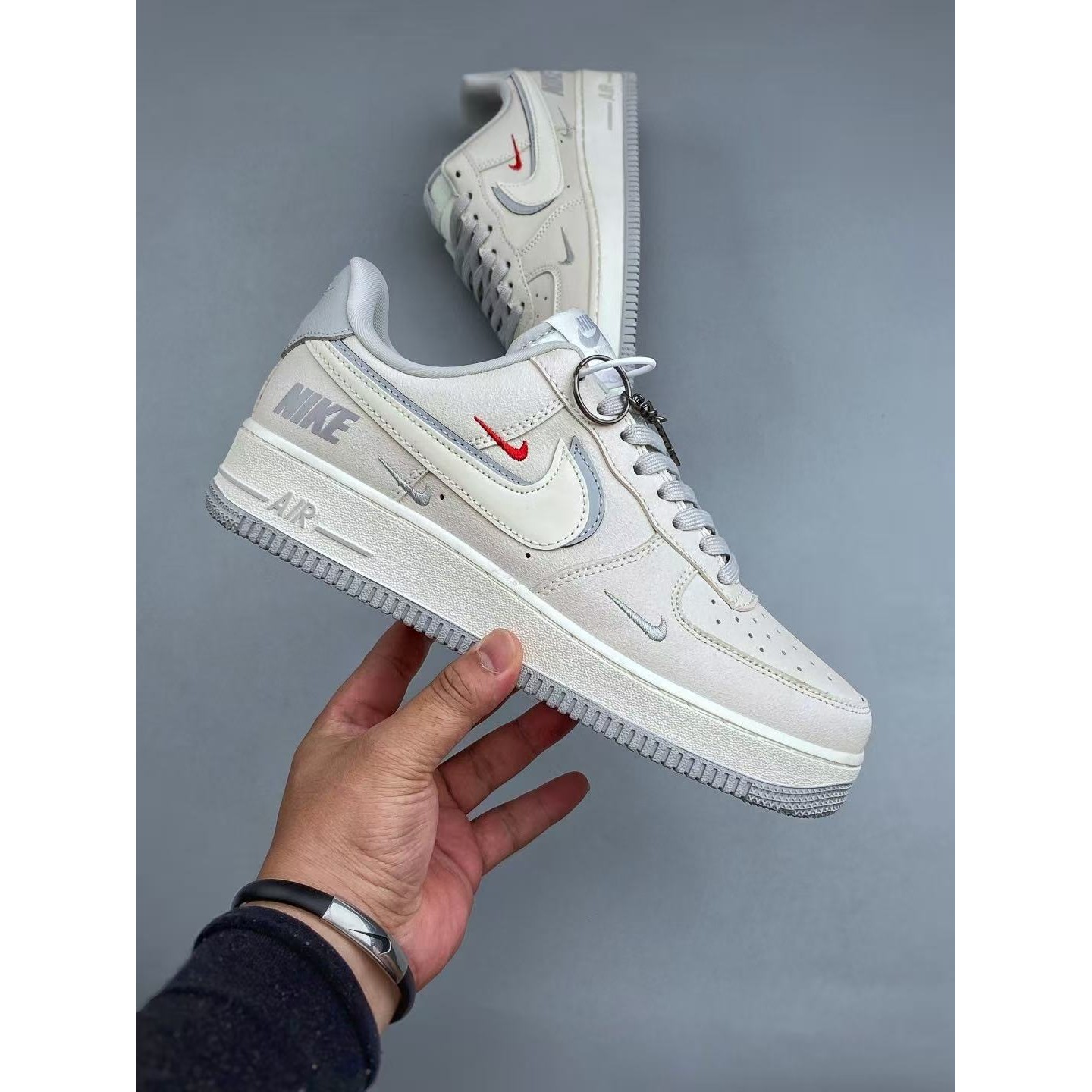 <p>NIKE AIR FORCE 1 (奶灰)</p>
