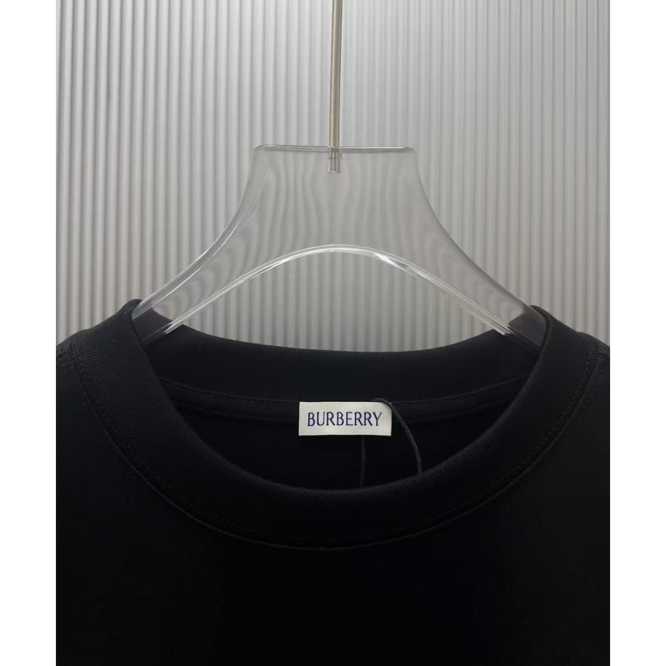 <p>Burberry 长袖卫衣T恤(黑)</p>